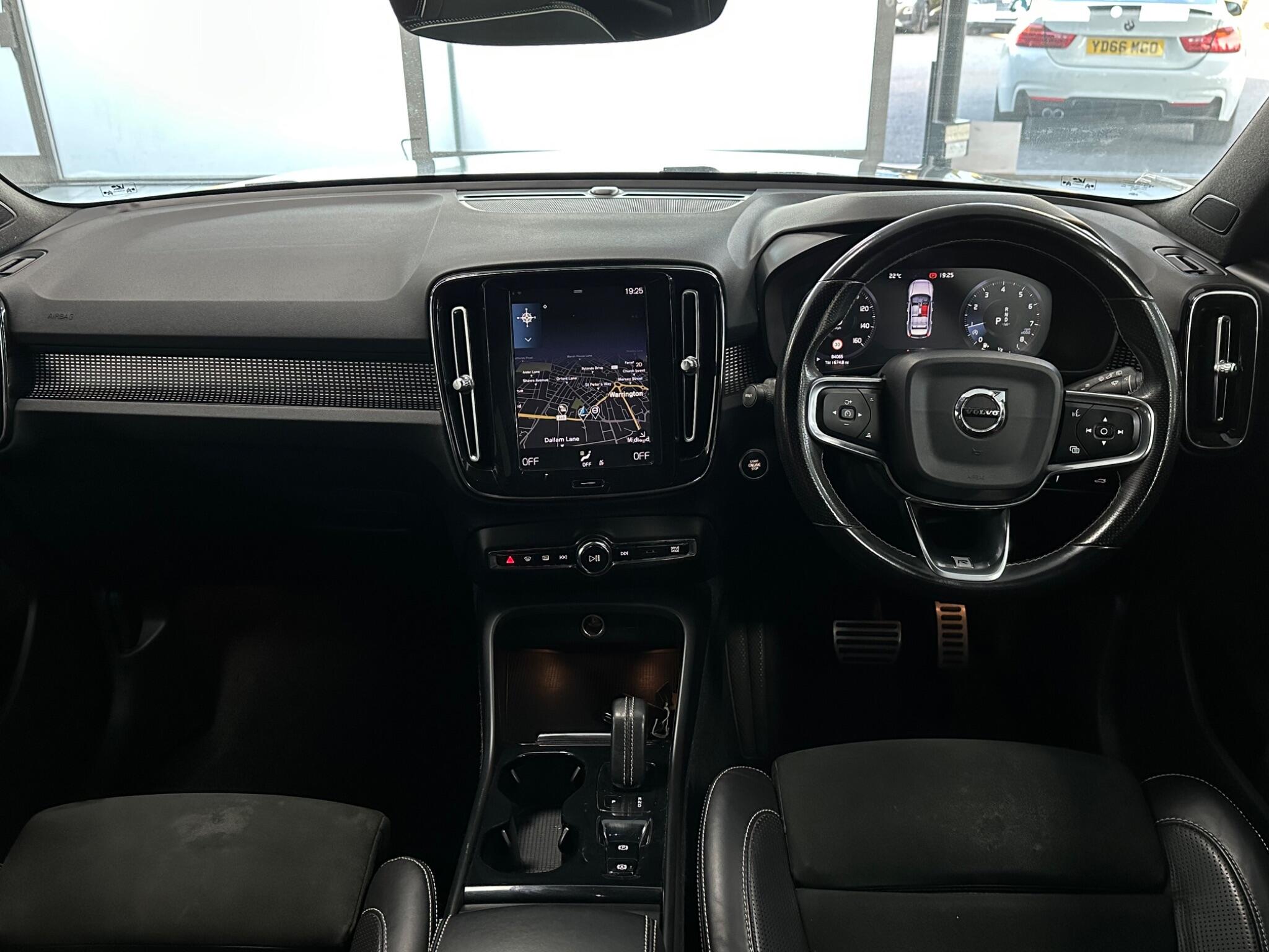 Volvo XC40 view 16