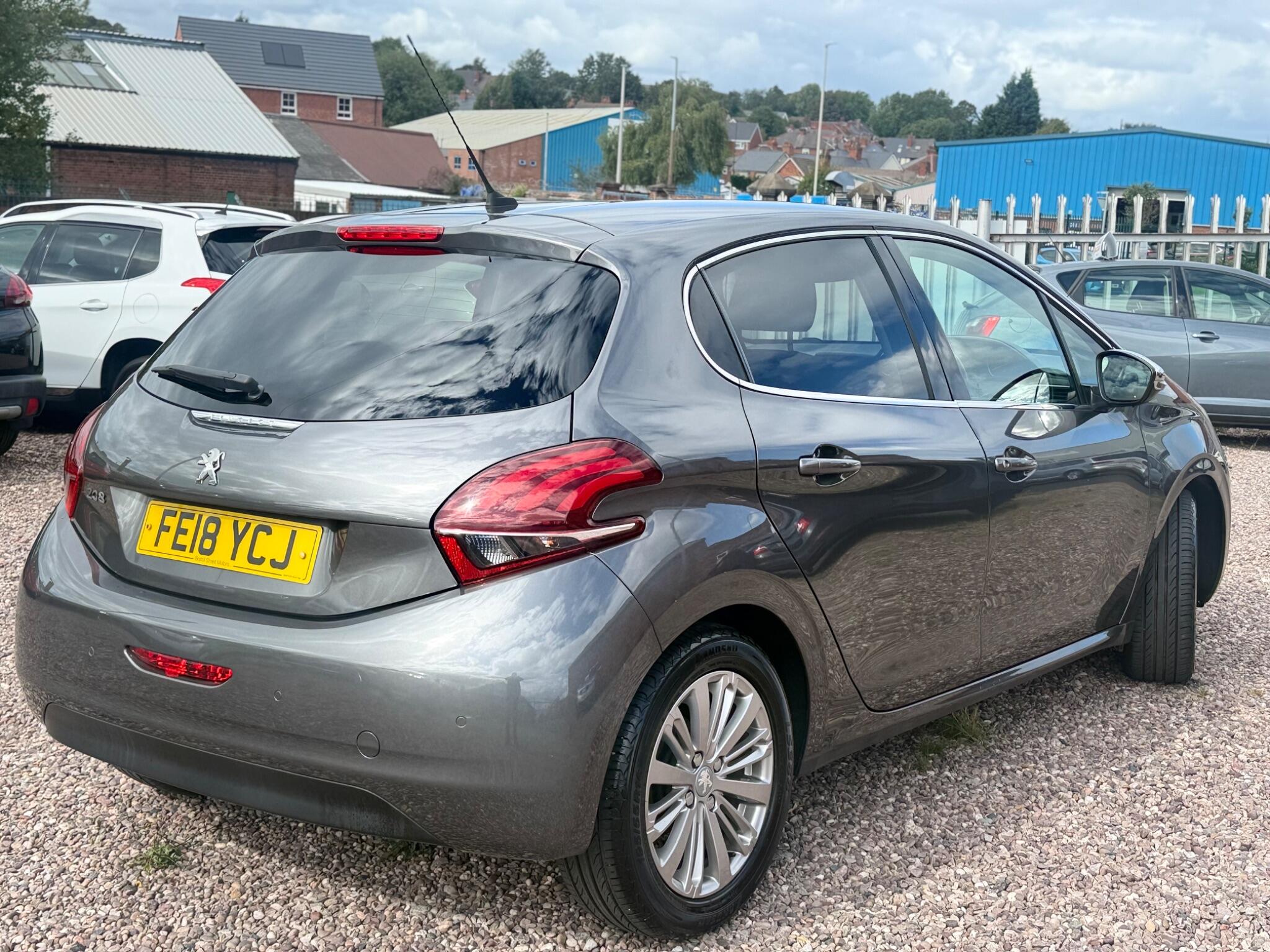 Peugeot 208 view 4