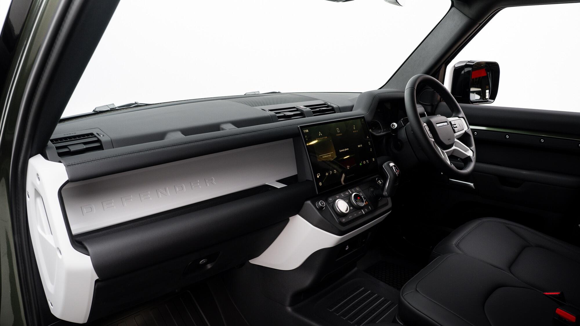 Land Rover Defender 110 view 16