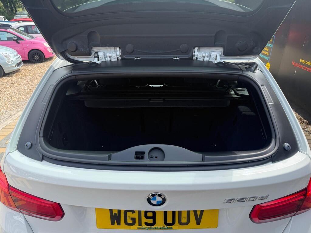 BMW 3 Series view 26