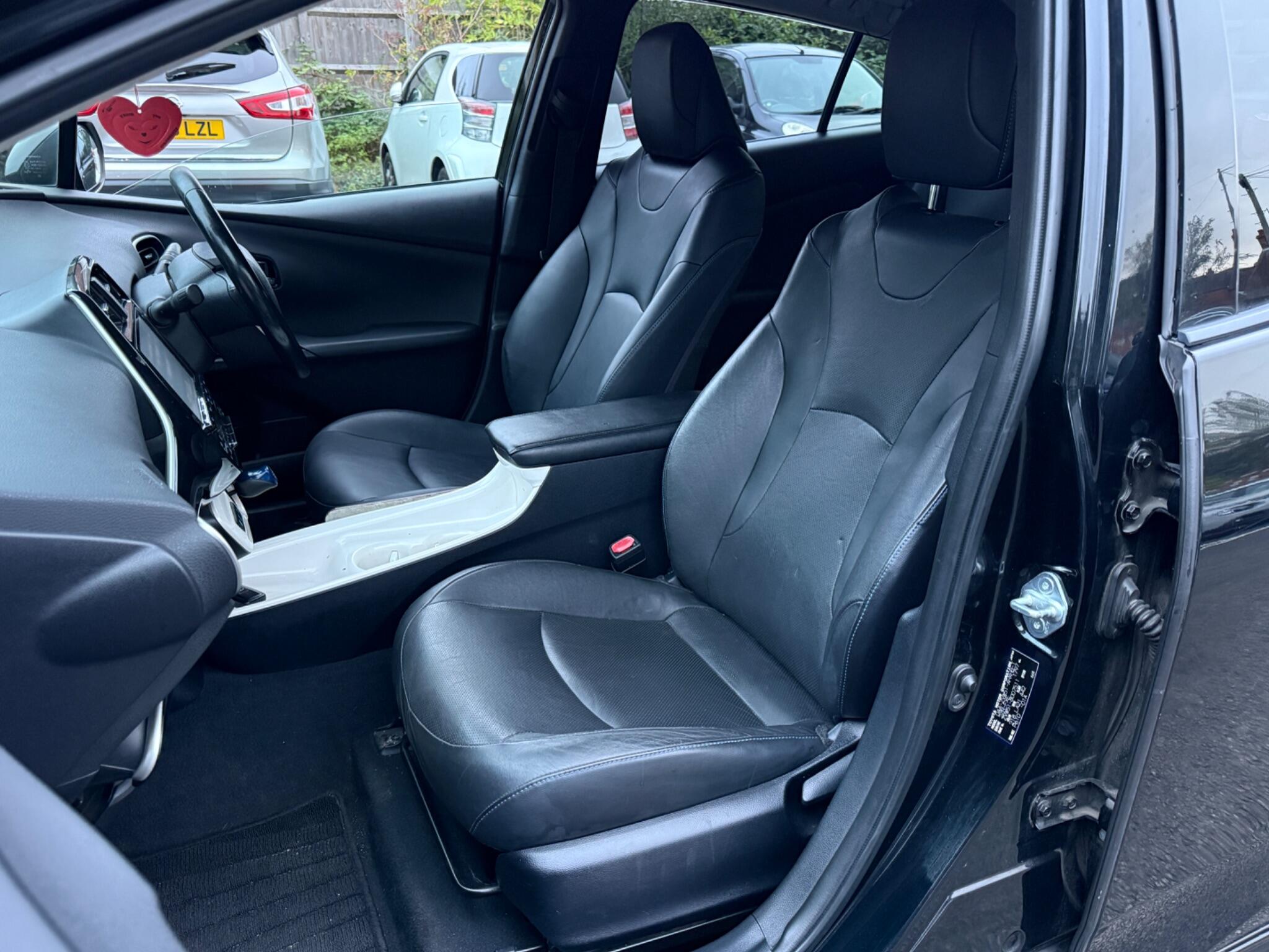 Toyota Prius - Image 25