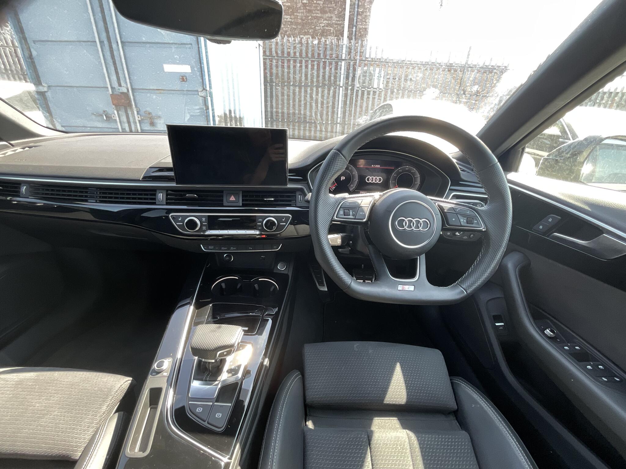 Audi A4 Avant view 6