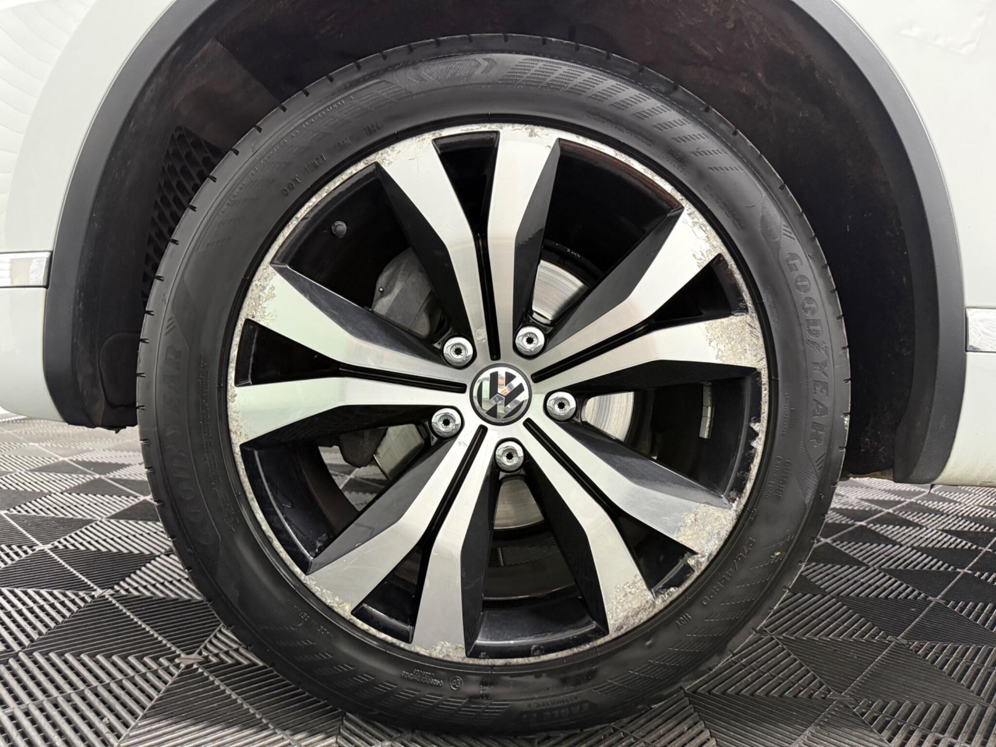 Volkswagen Touareg view 26