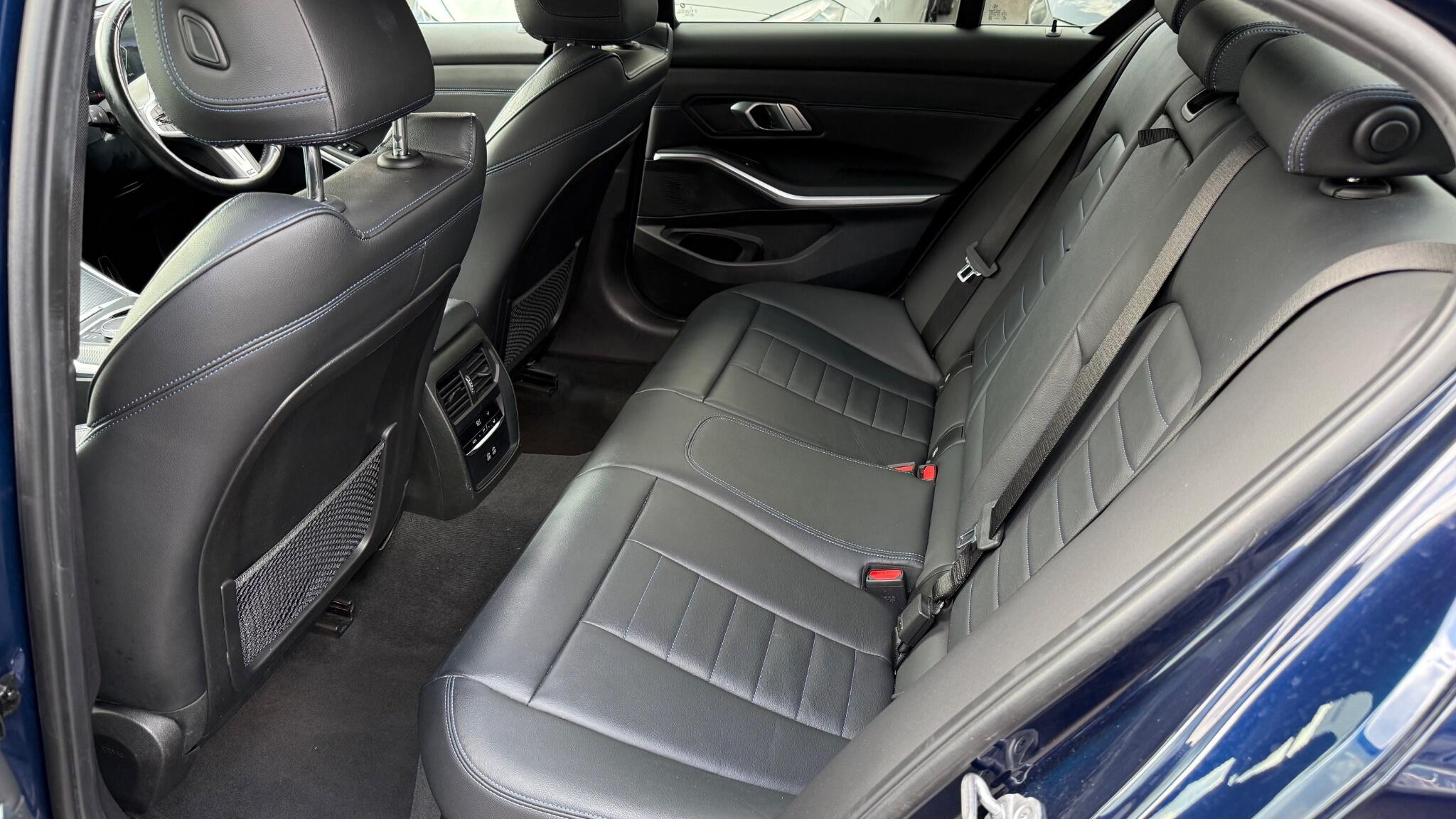 BMW 3 Series view 32