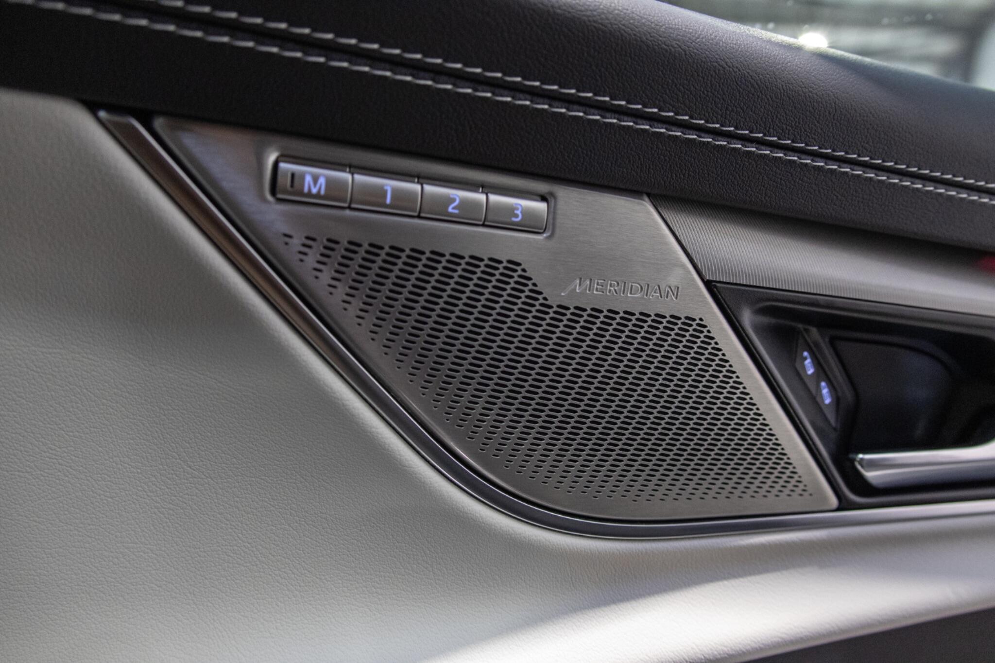 Jaguar XF view 38