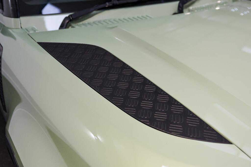 Land Rover Defender view 11
