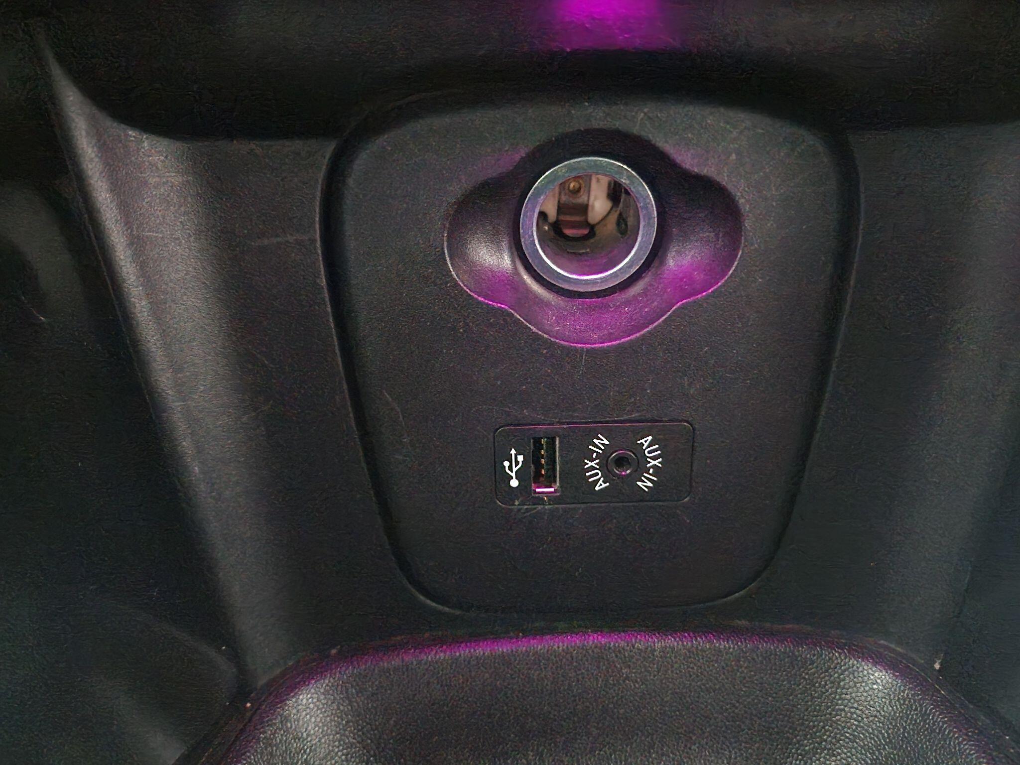 2015 MINI Hatch image 14