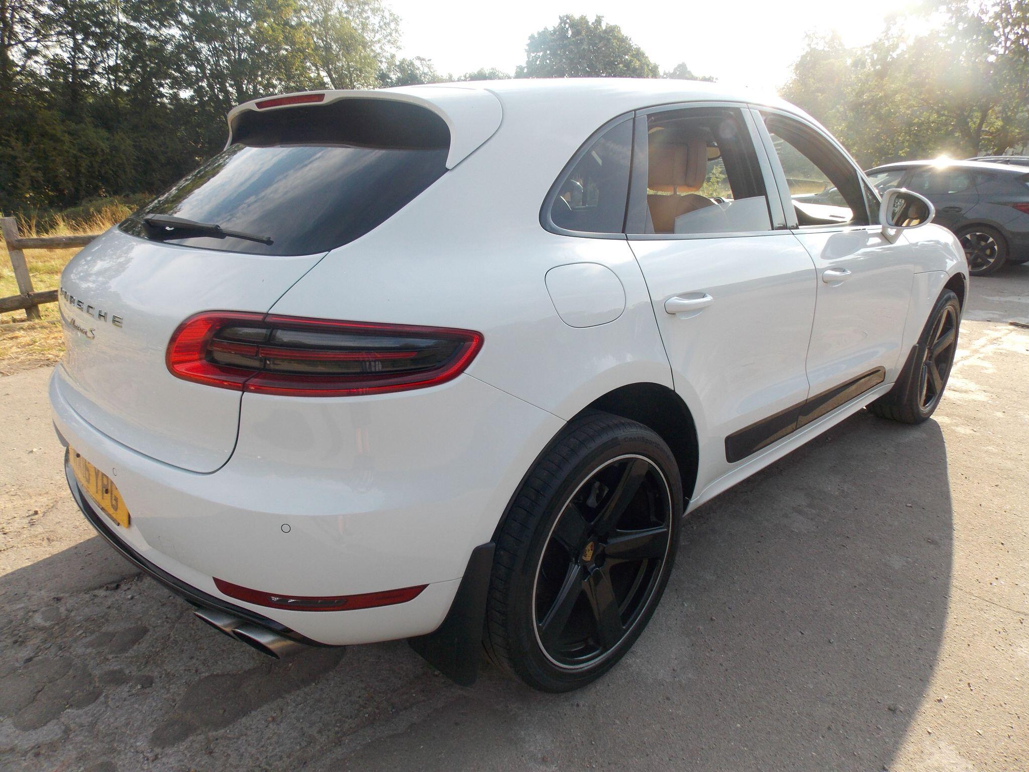 Porsche Macan view 21