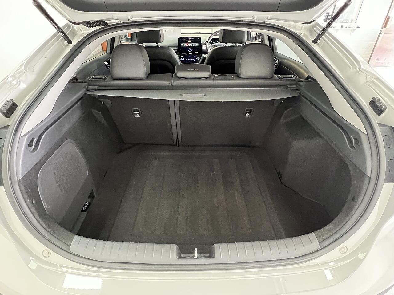 Hyundai Ioniq view 17