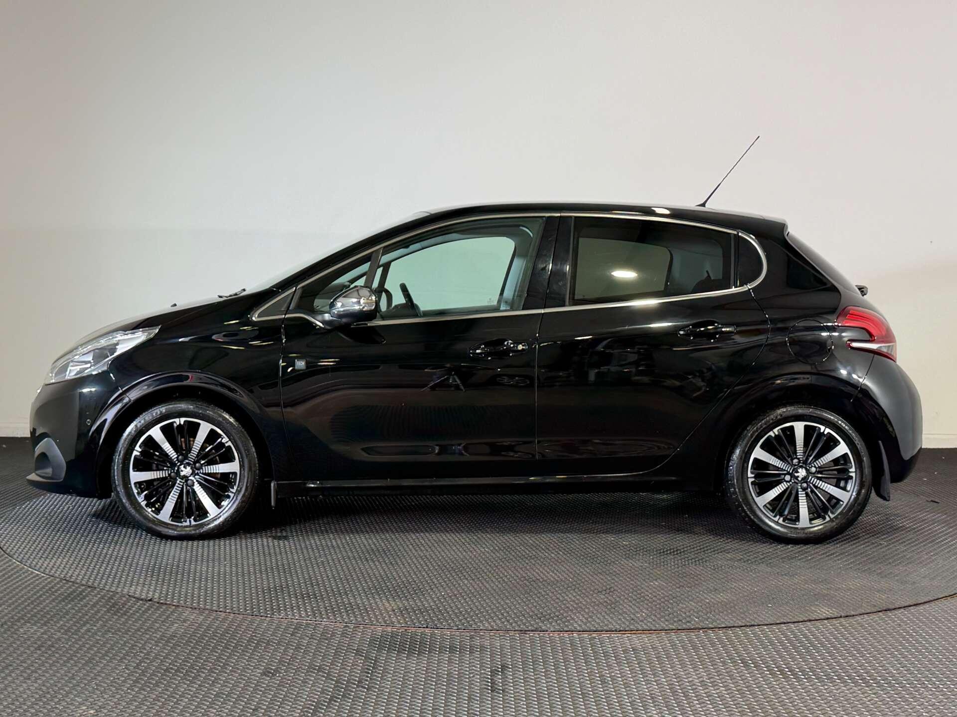 Peugeot 208 view 4