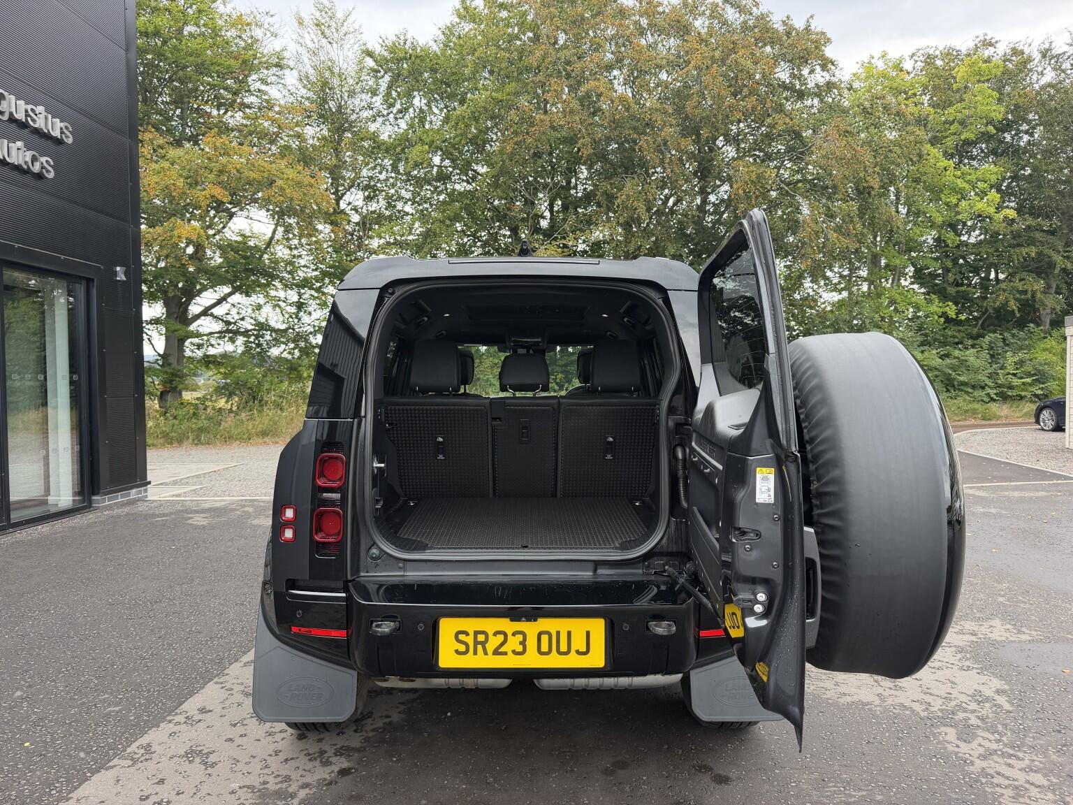 Land Rover Defender 110 view 27