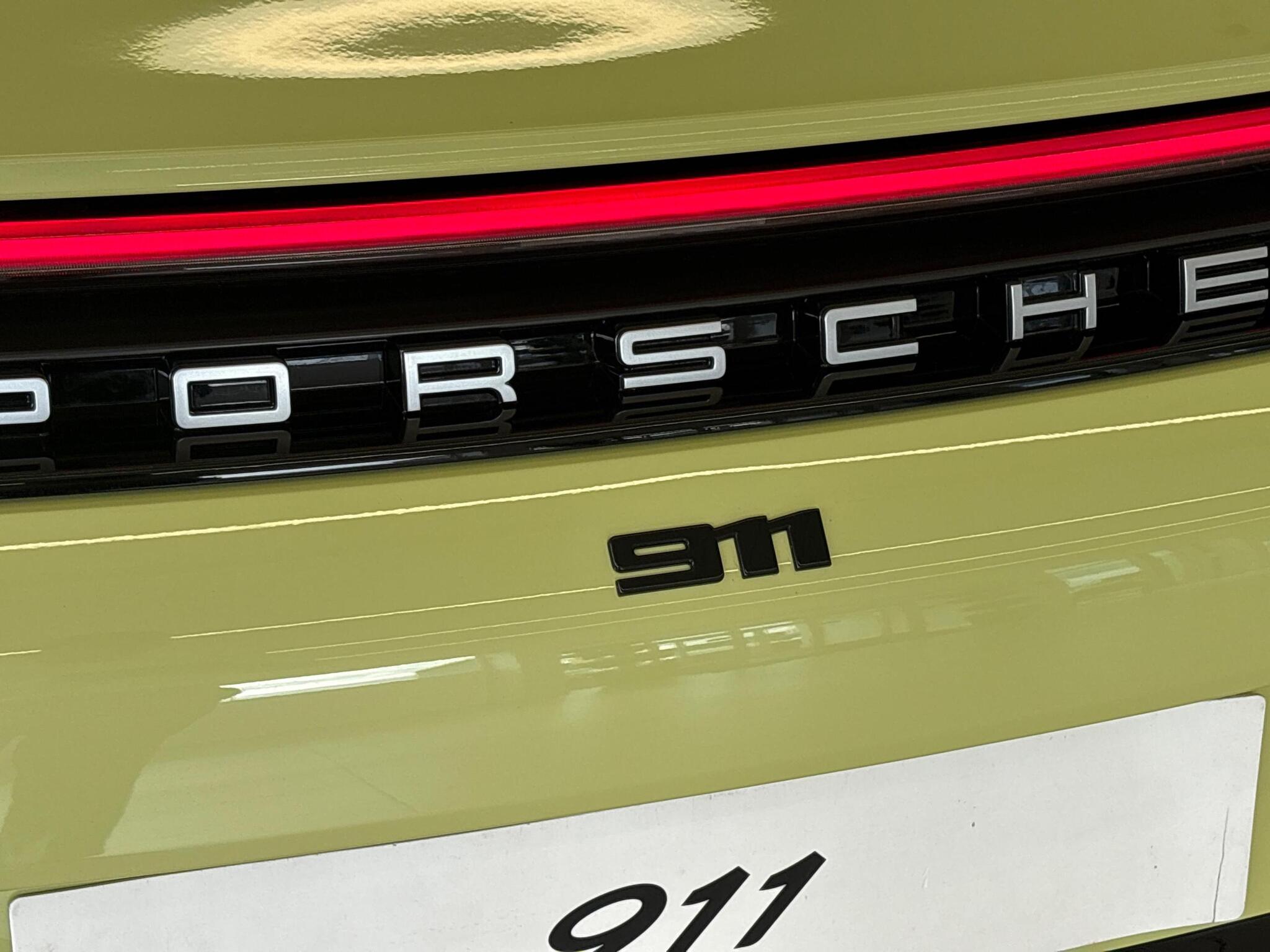 Porsche 911 view 40