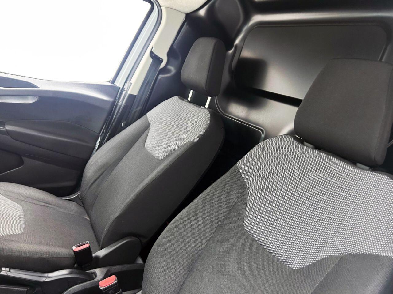 Ford Transit Courier view 14