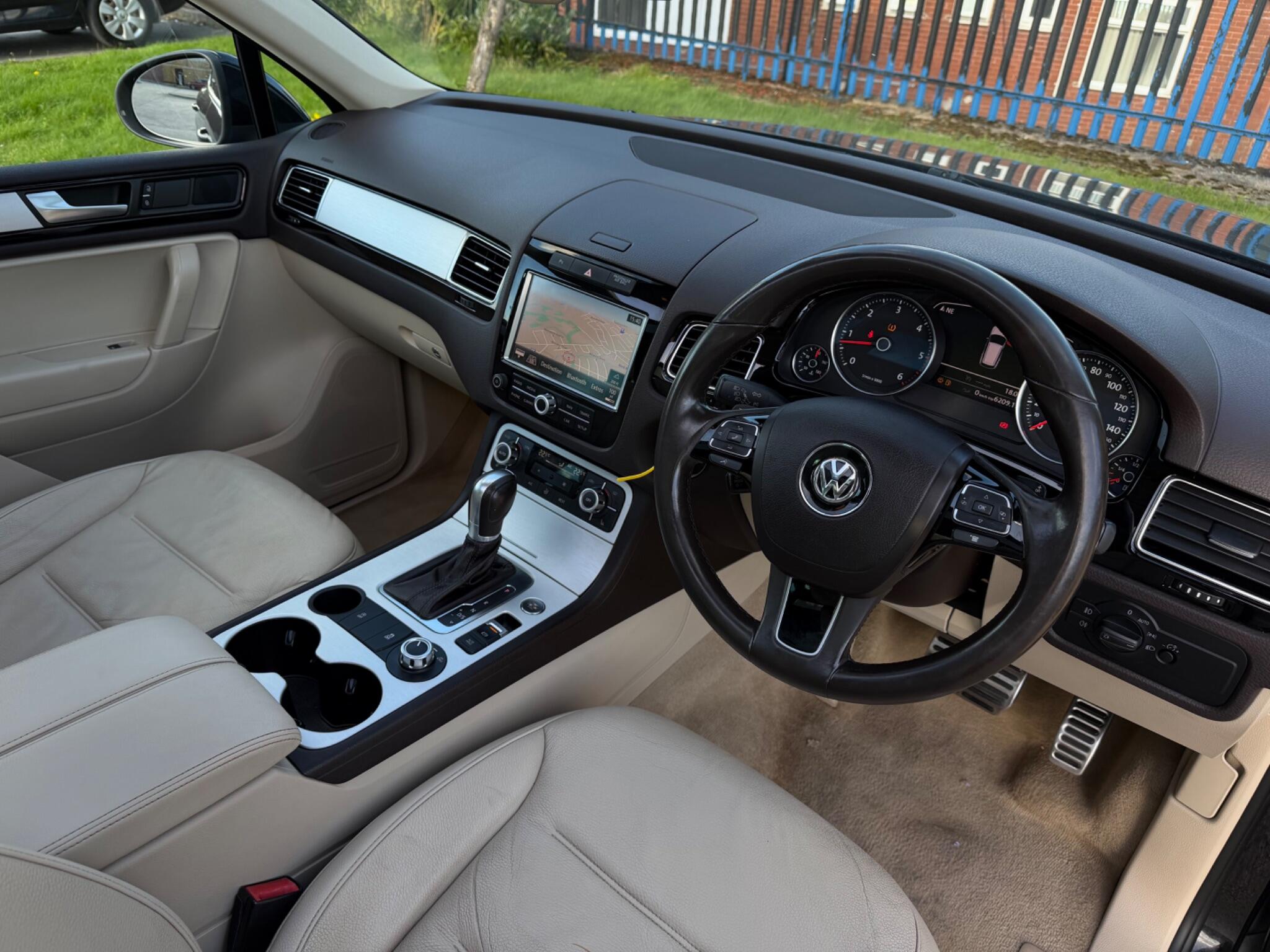 Volkswagen Touareg view 9