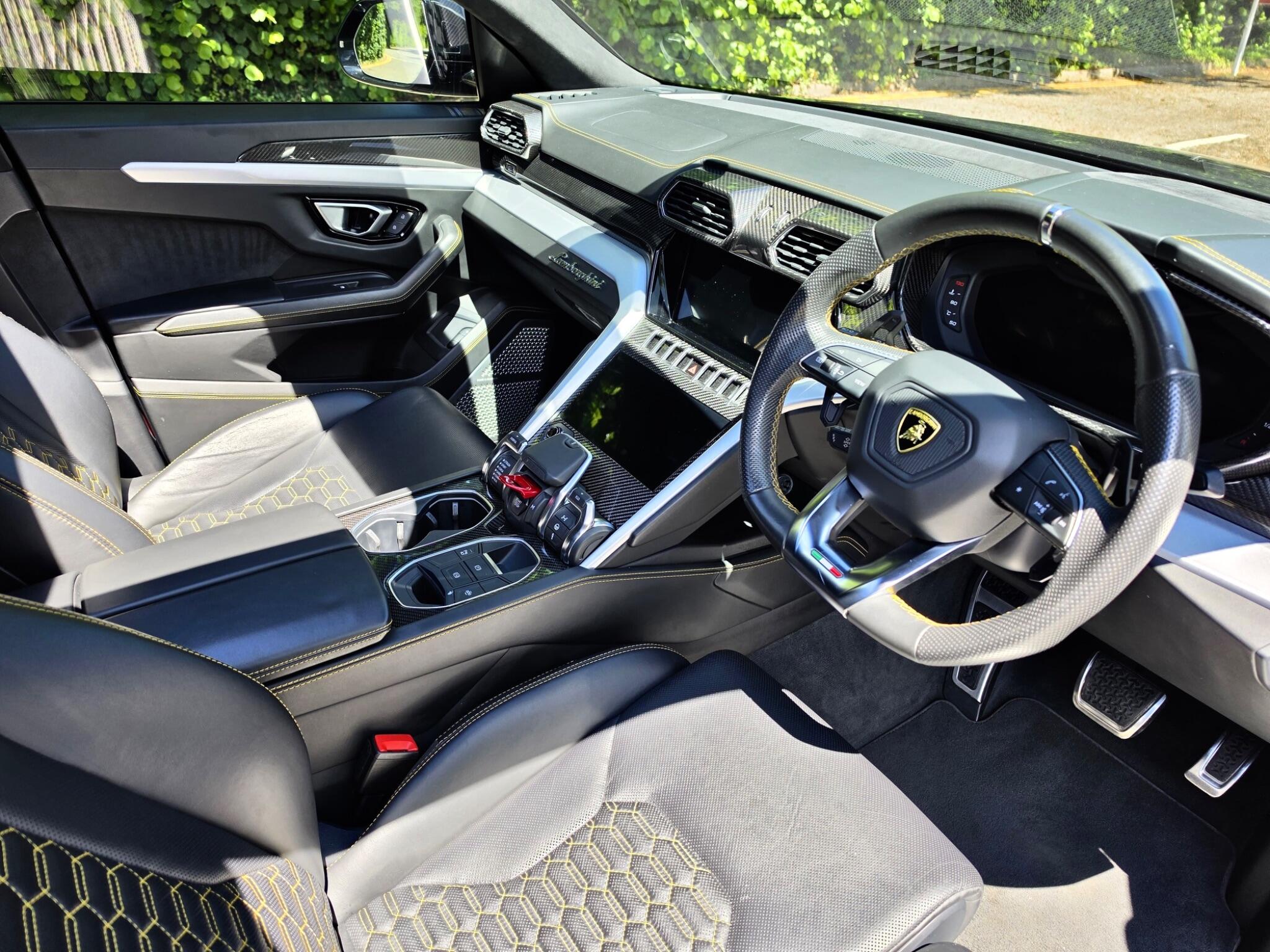 Lamborghini Urus view 6