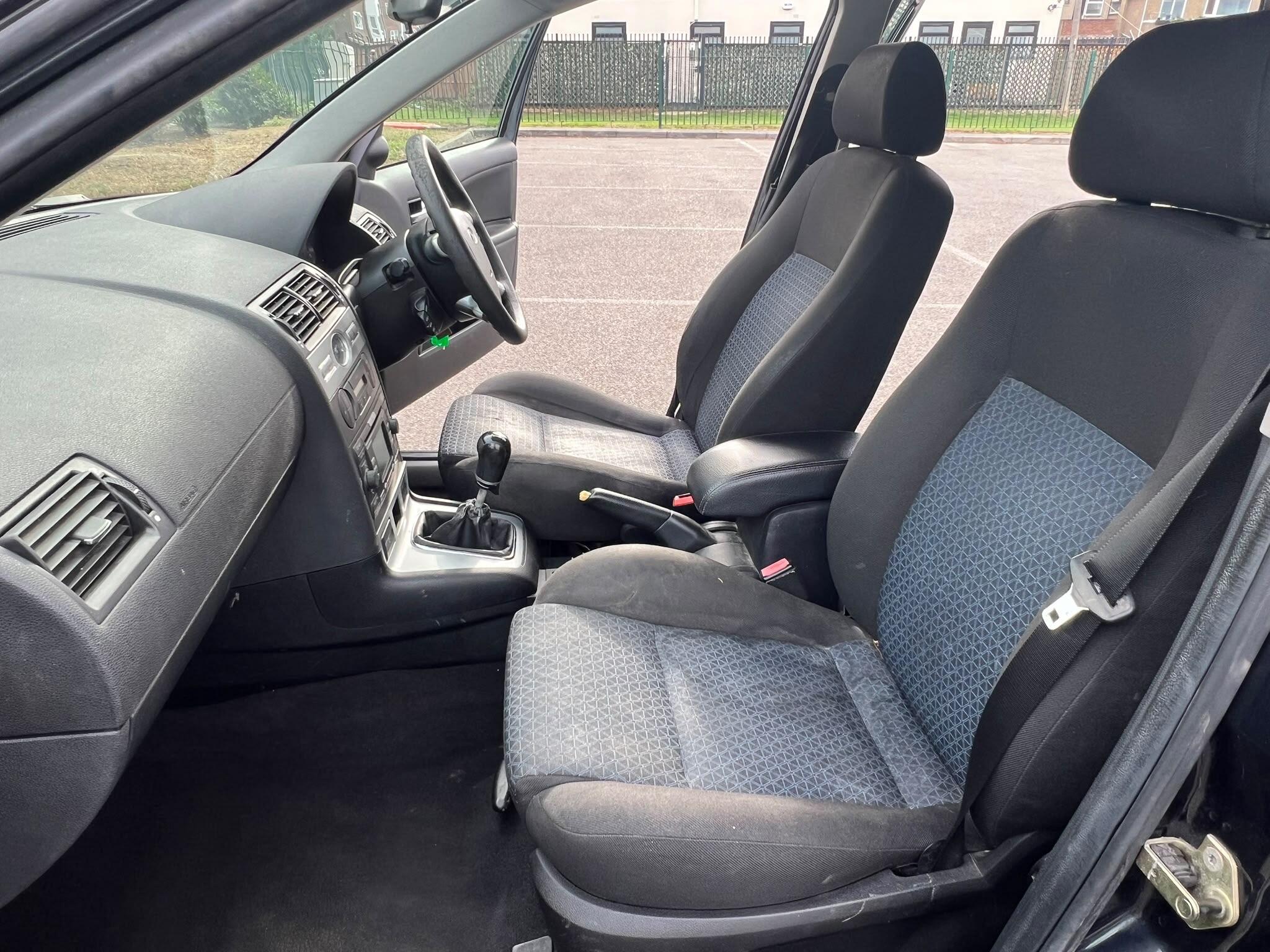 Ford Mondeo view 19