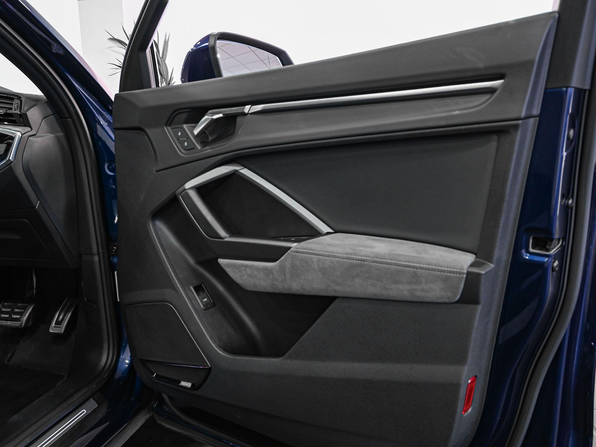 Audi Q3 view 23