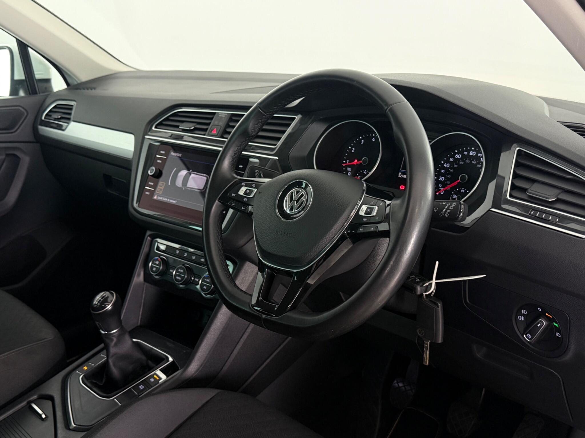 Volkswagen Tiguan view 3