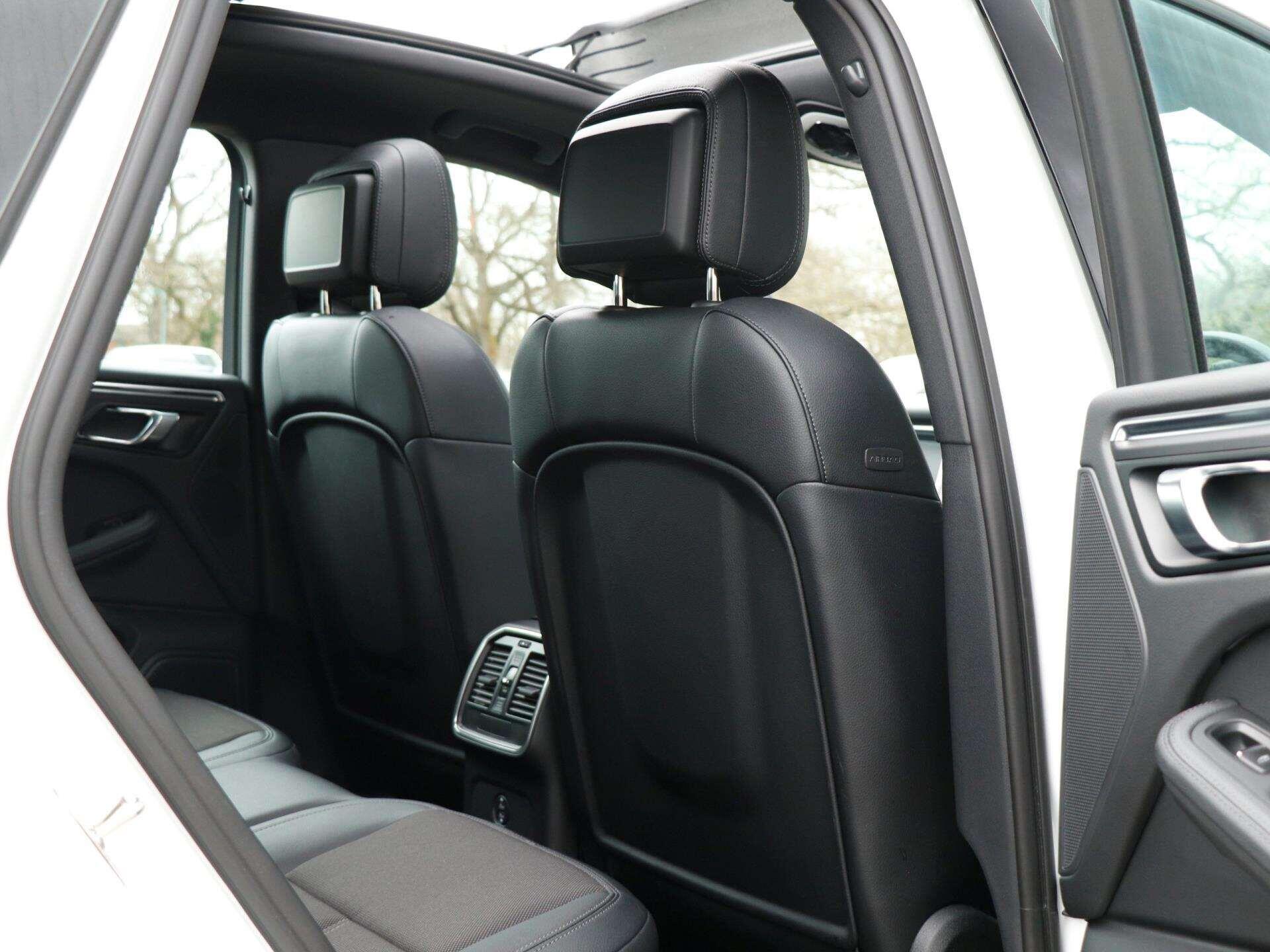 Porsche Macan view 26