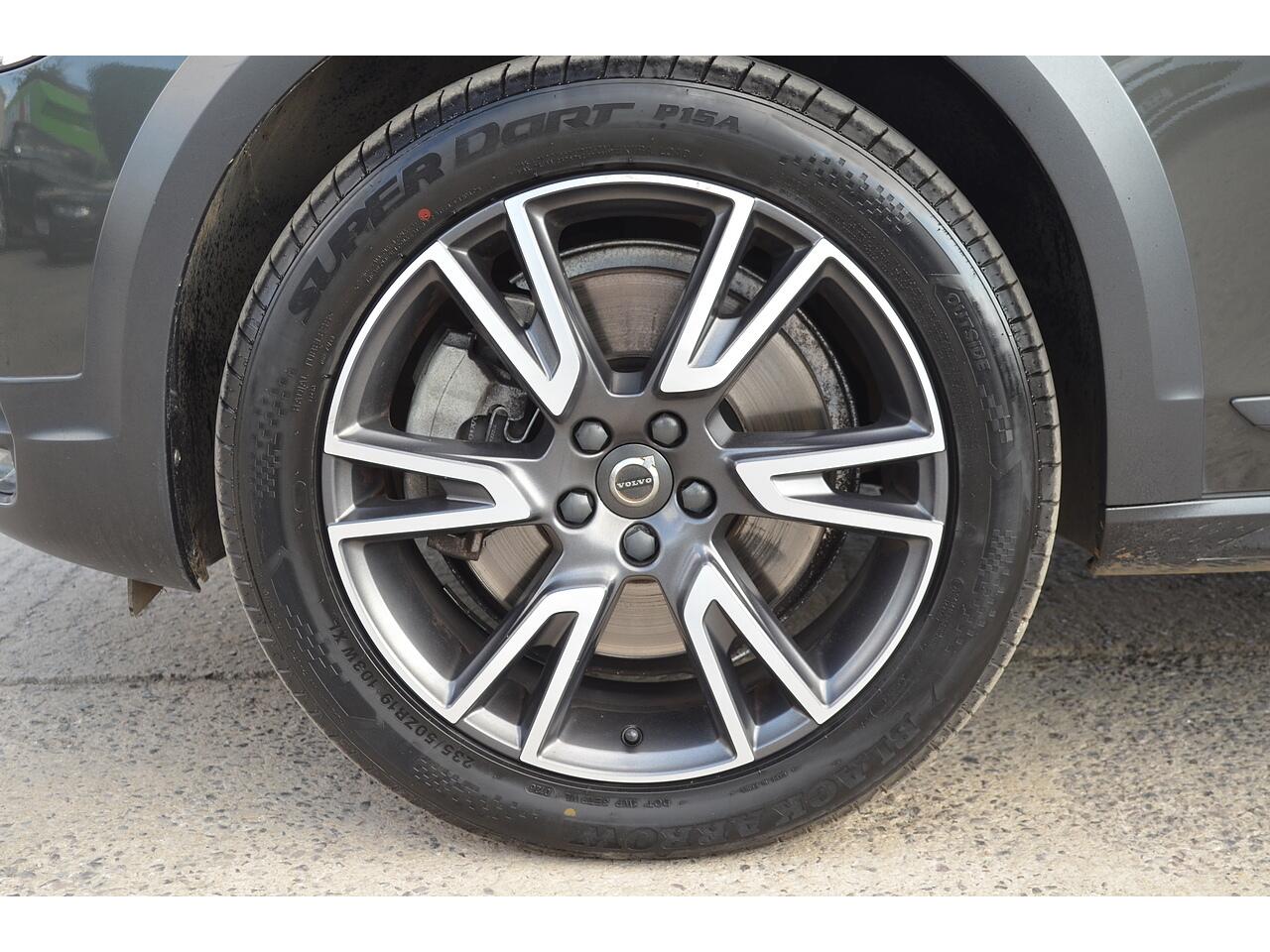 Volvo V90 Cross Country view 38