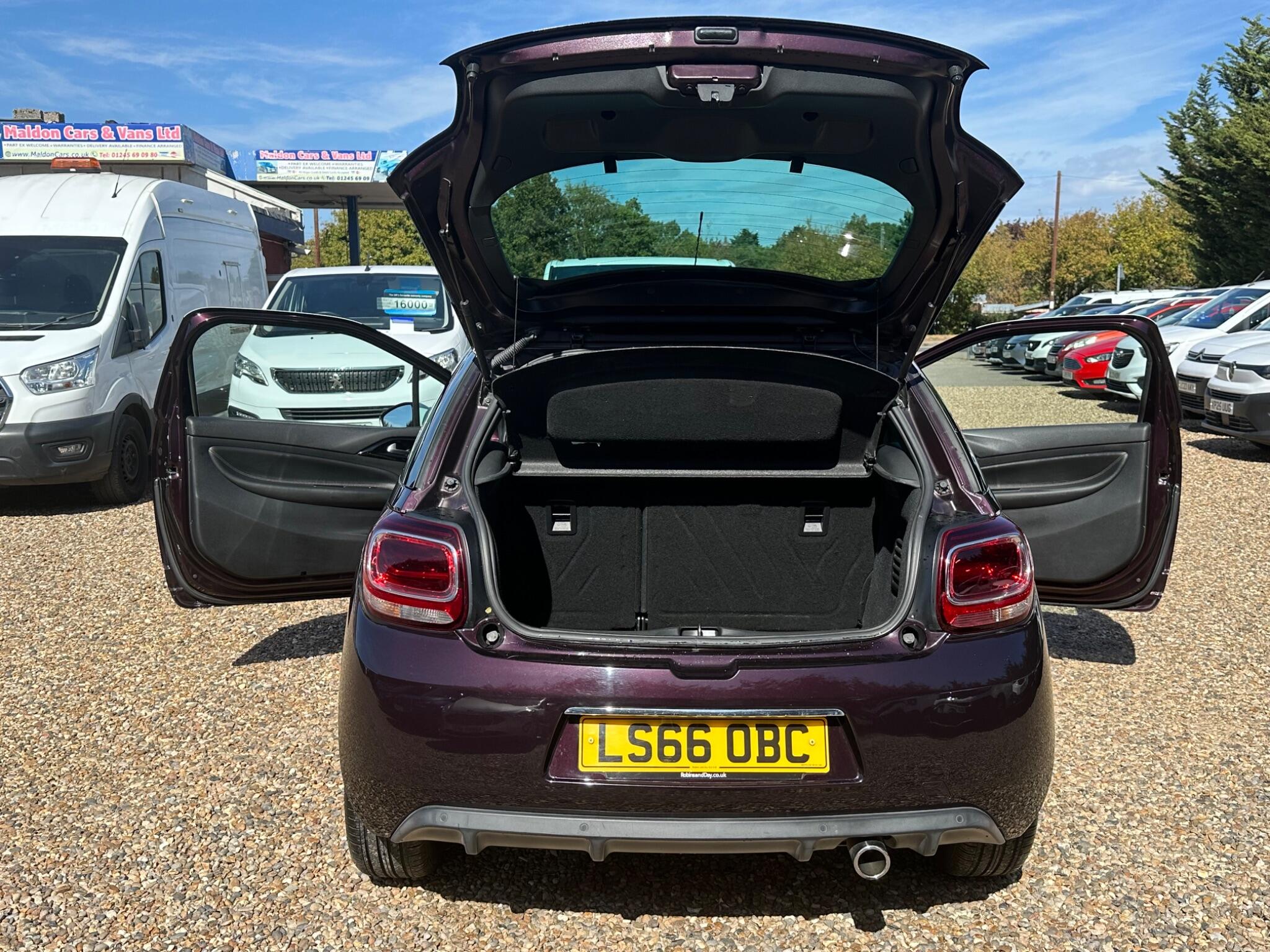 DS Automobiles DS 3 view 21