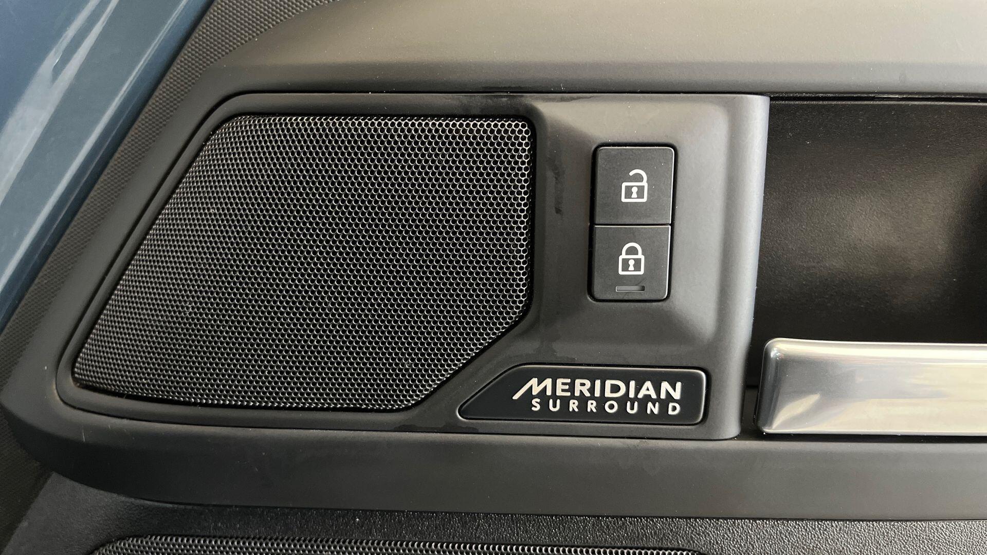 Land Rover Defender view 24