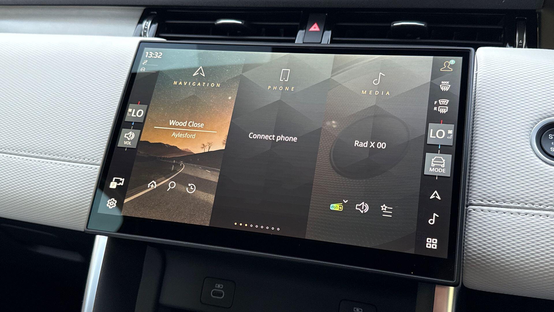 Land Rover Discovery Sport view 17