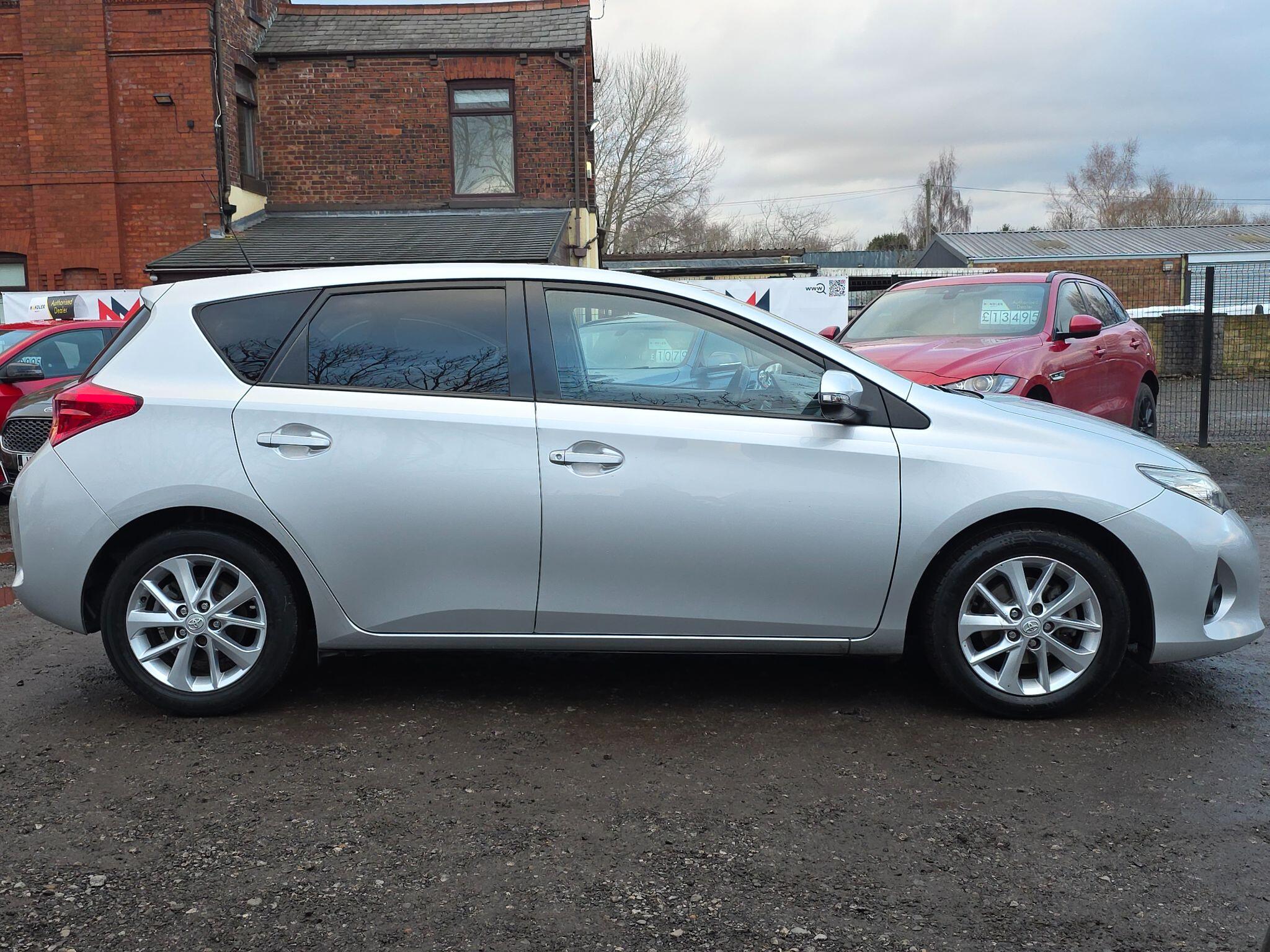 2013 Toyota Auris image 14