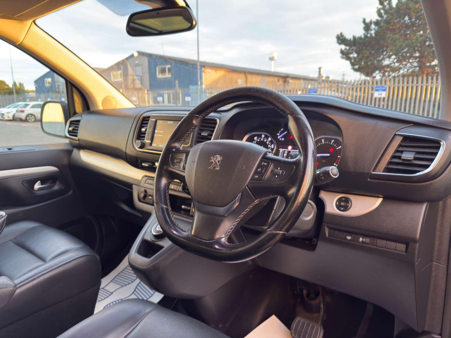 Peugeot Traveller view 17