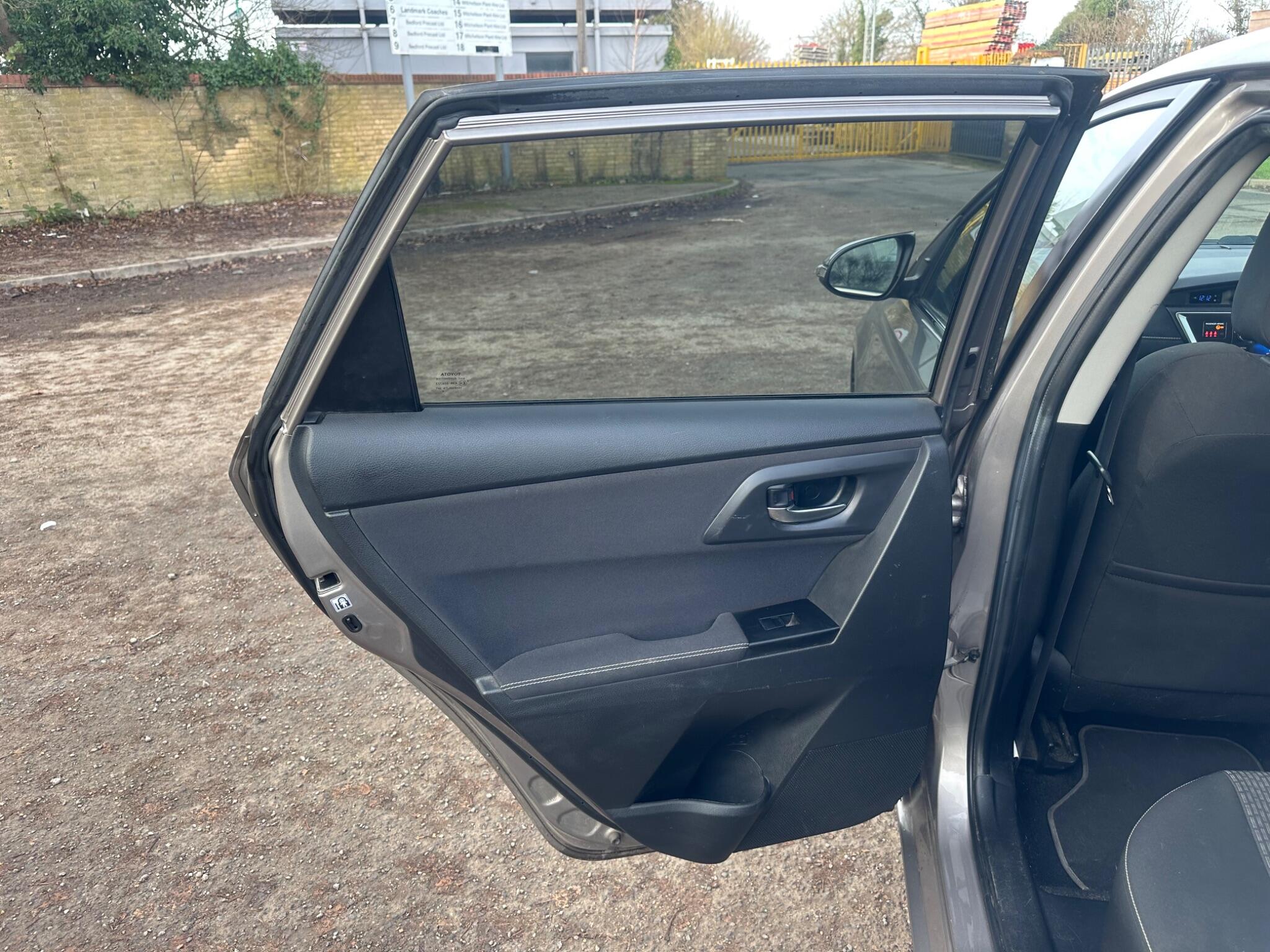 2014 Toyota Auris image 26