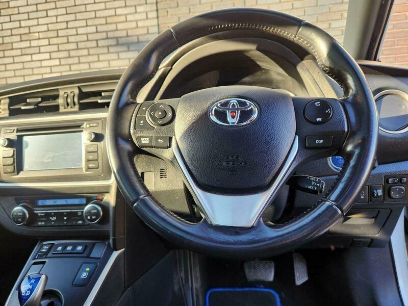 2014 Toyota Auris 1.8 VVT-h Excel Touring Sports CVT Euro 5 (s/s) 5dr • 104,000 miles image 24