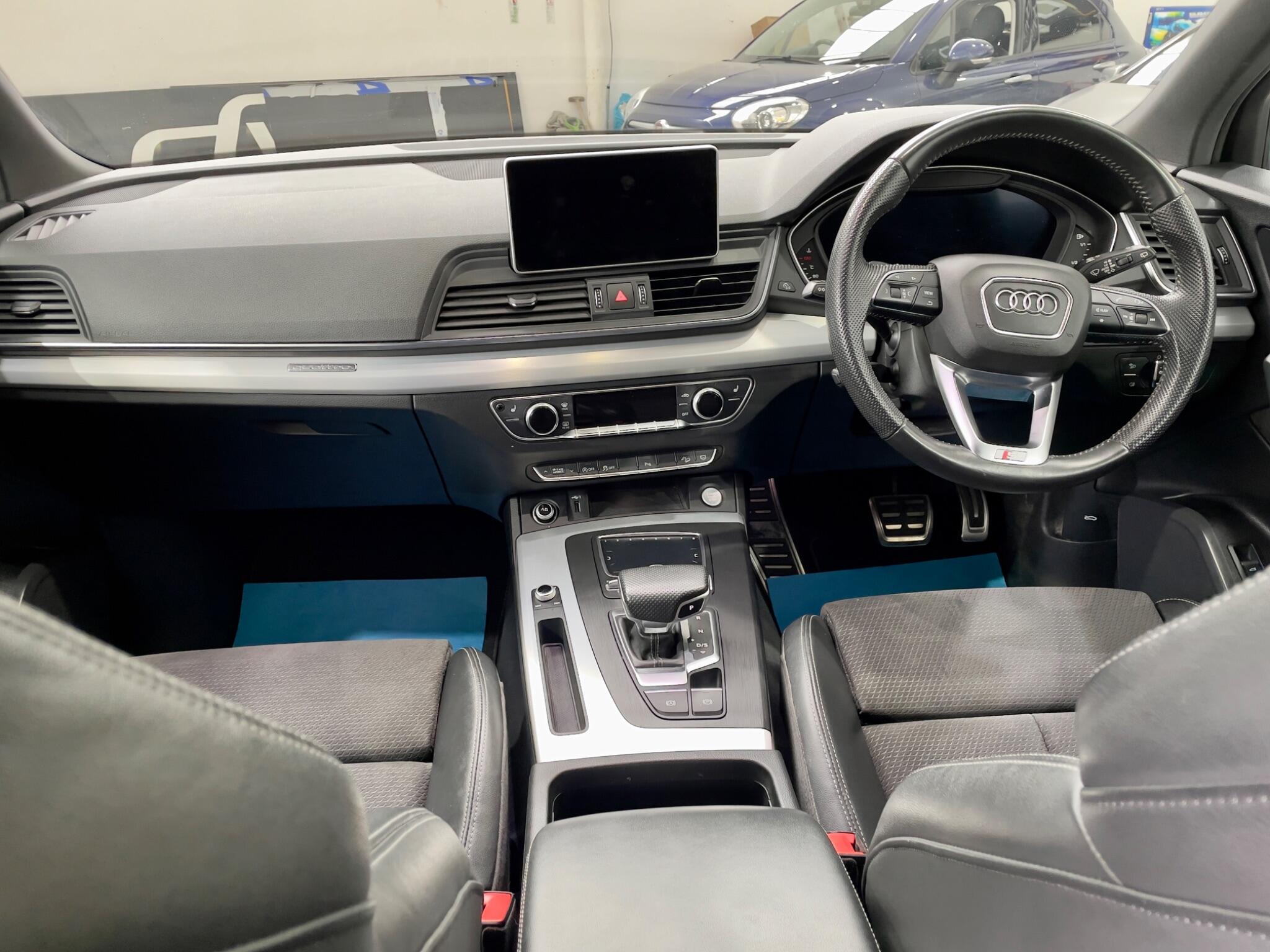 Audi Q5 view 9