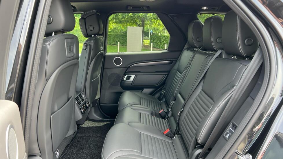 Land Rover Discovery view 4