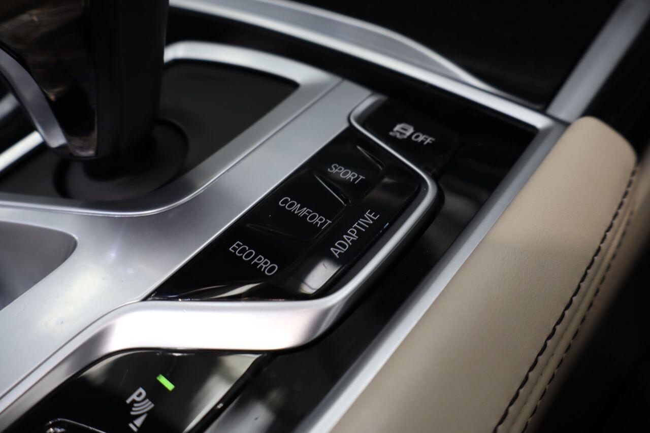 BMW 7 Series view 18