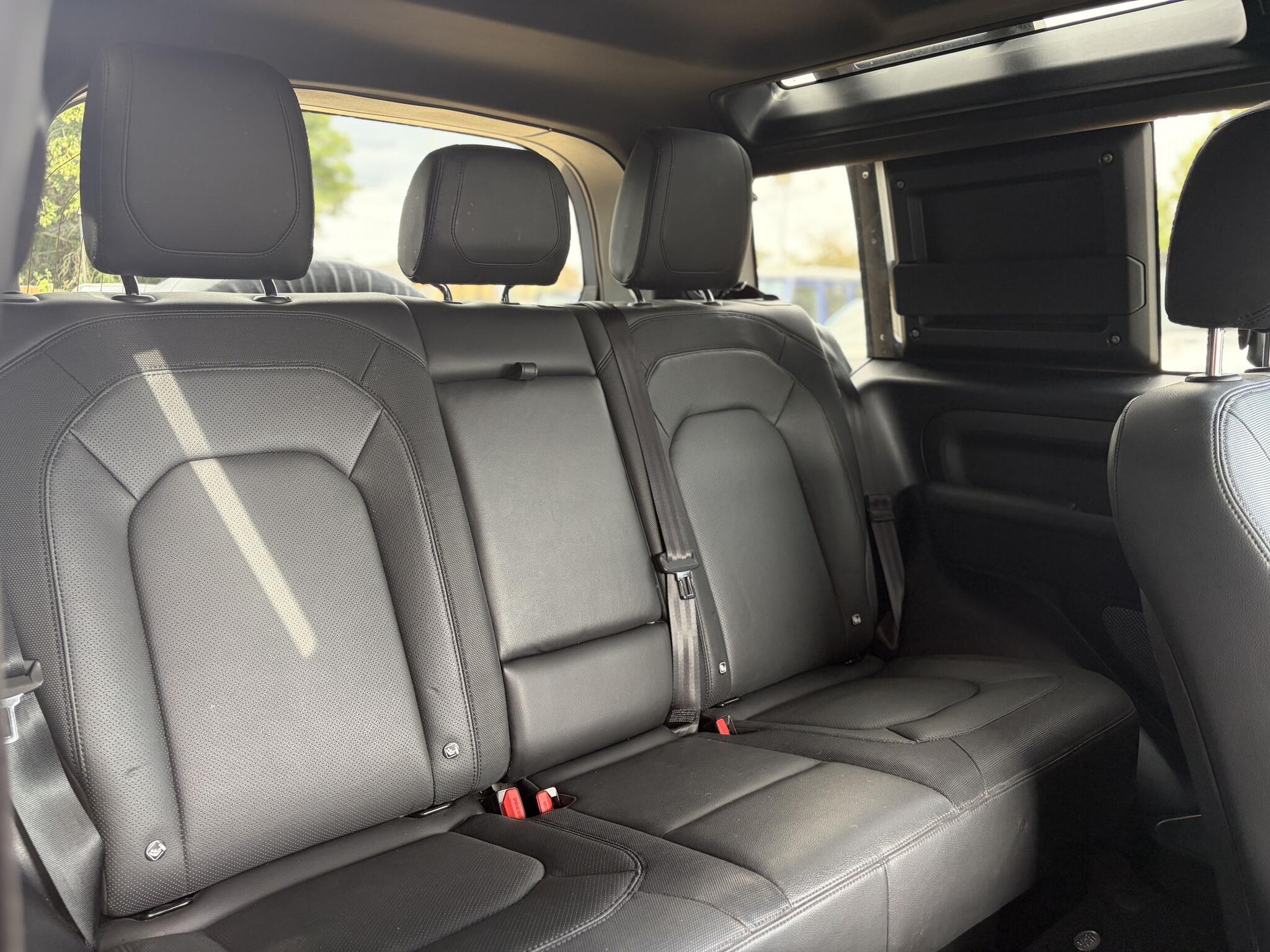 Land Rover Defender 90 view 19