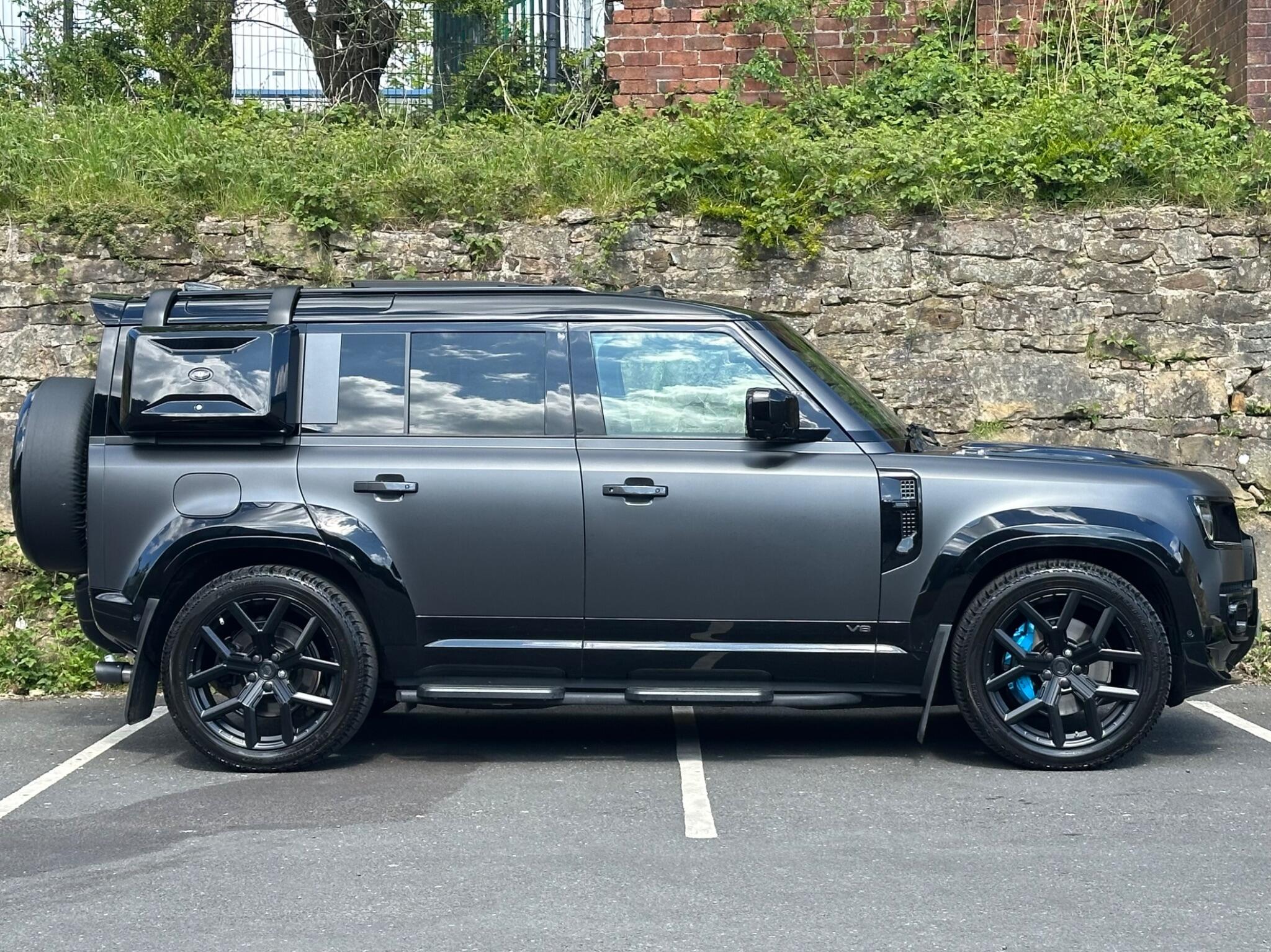 Land Rover Defender 110 view 7
