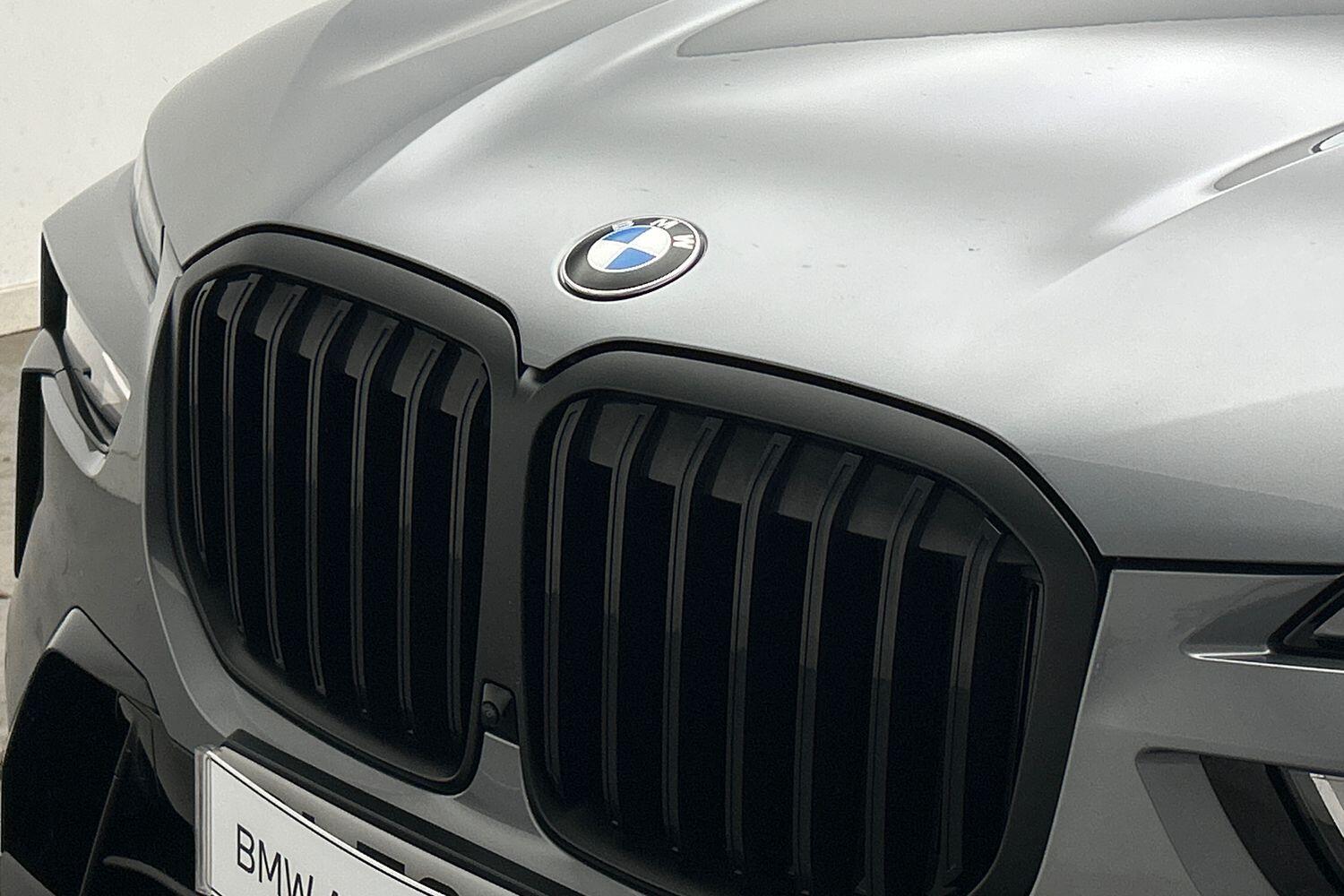 BMW X7 view 32