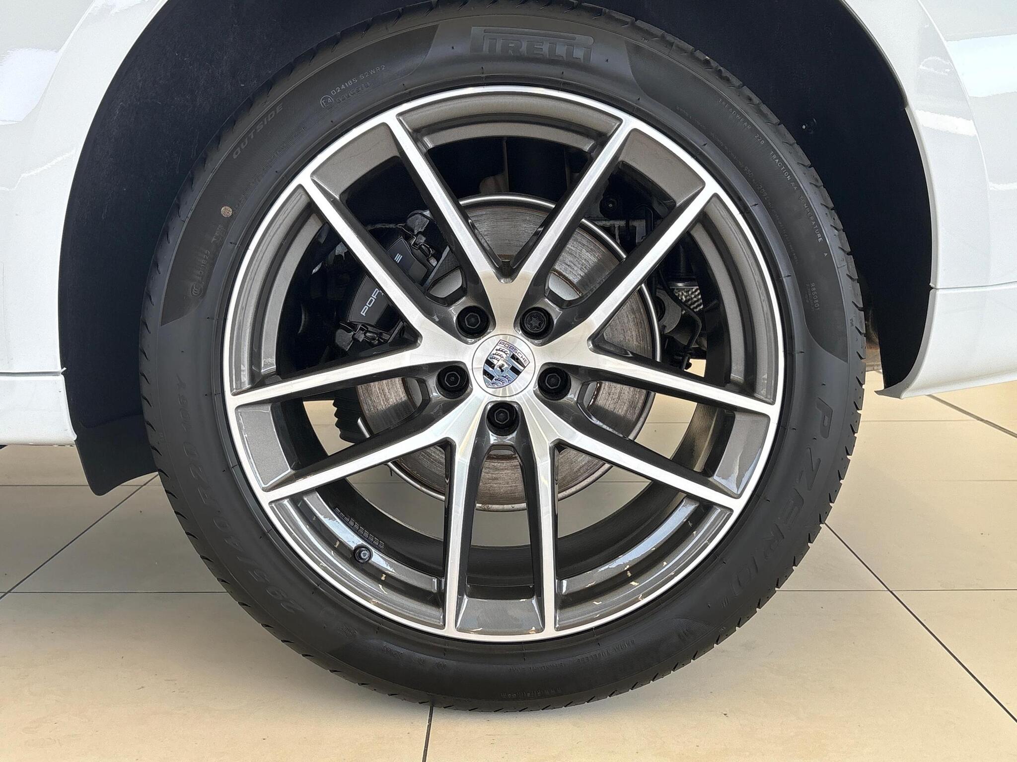 Porsche Macan view 26