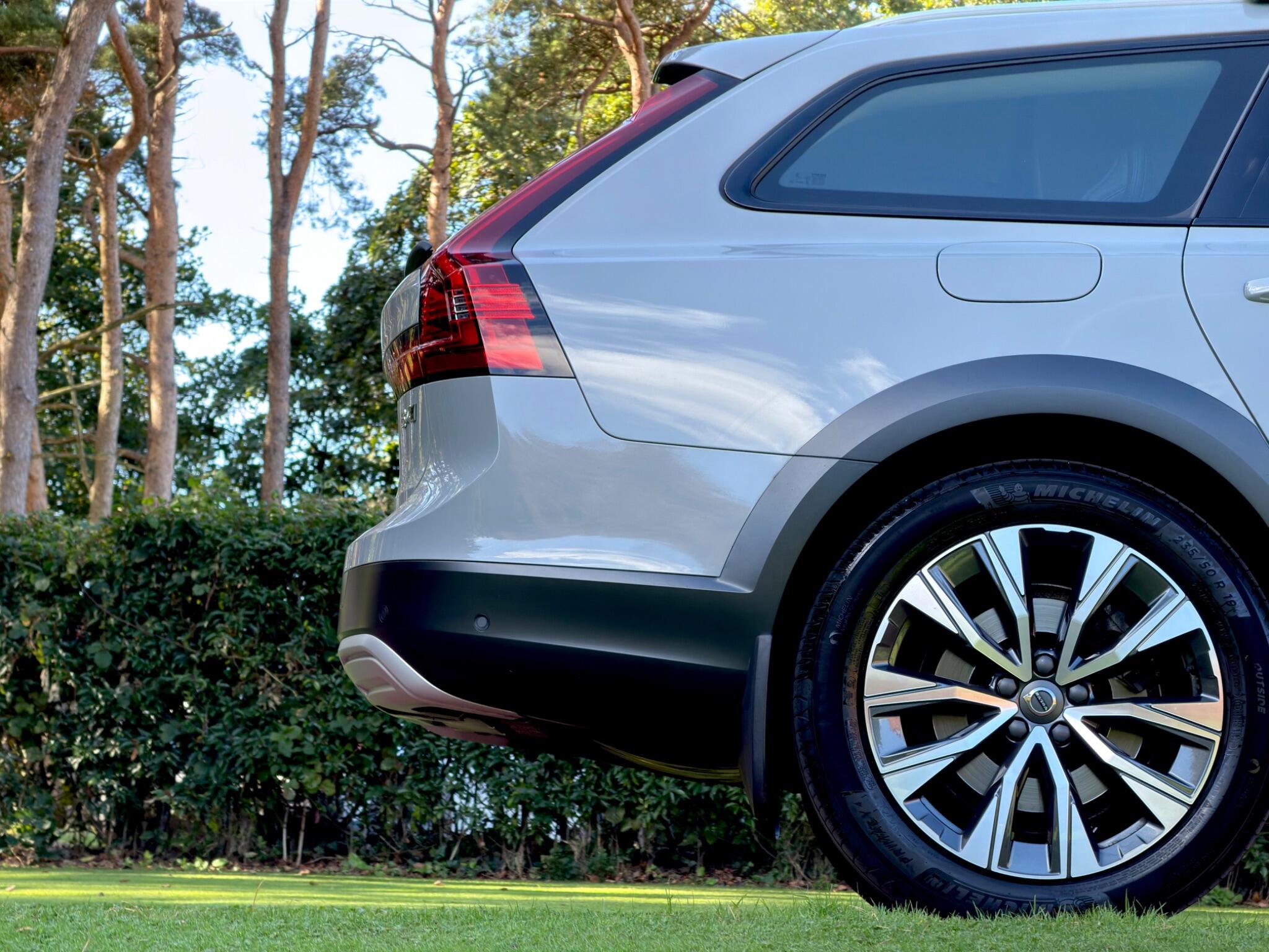 Volvo V90 Cross Country view 24