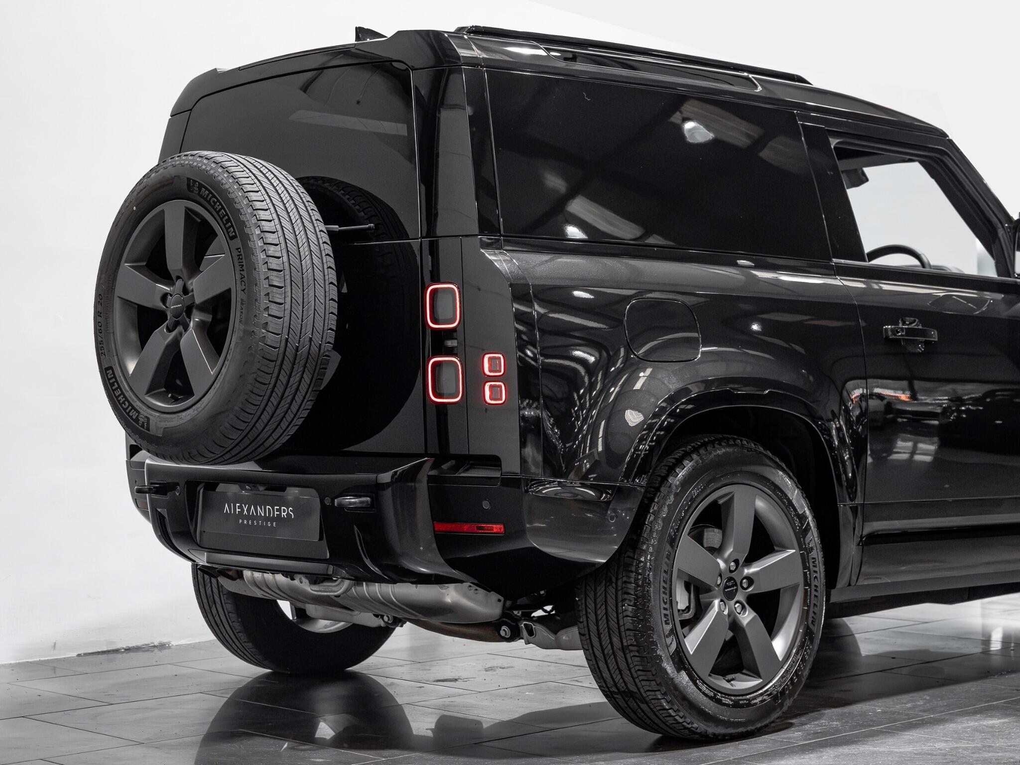 Land Rover Defender 90 view 9