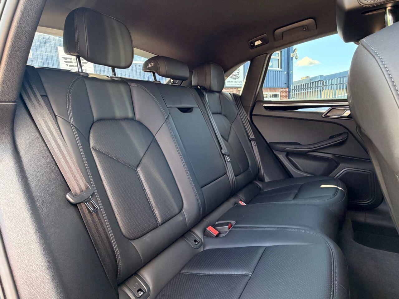 Porsche Macan view 35