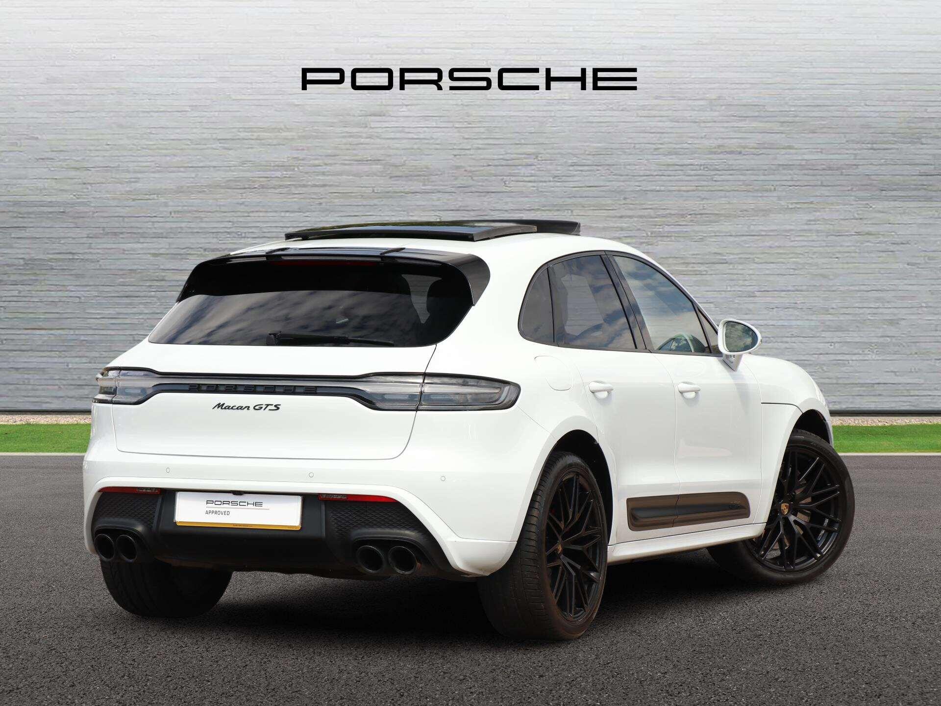 Porsche Macan view 3