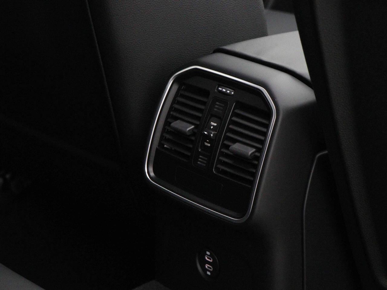 Porsche Macan view 41