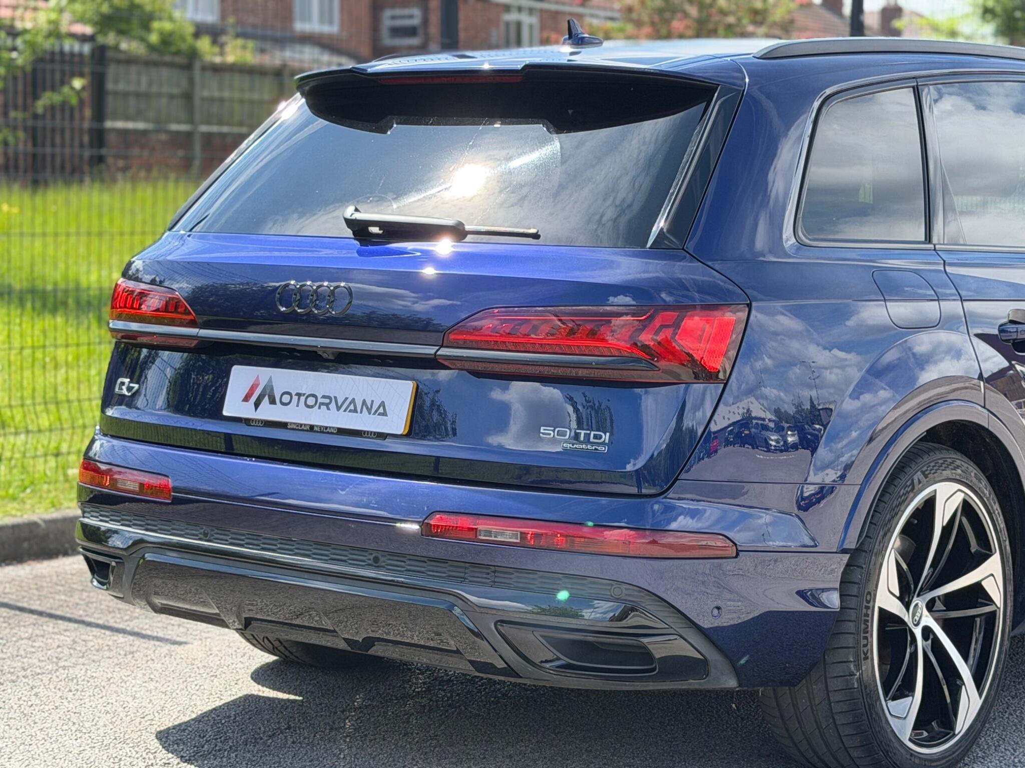 Audi Q7 view 10