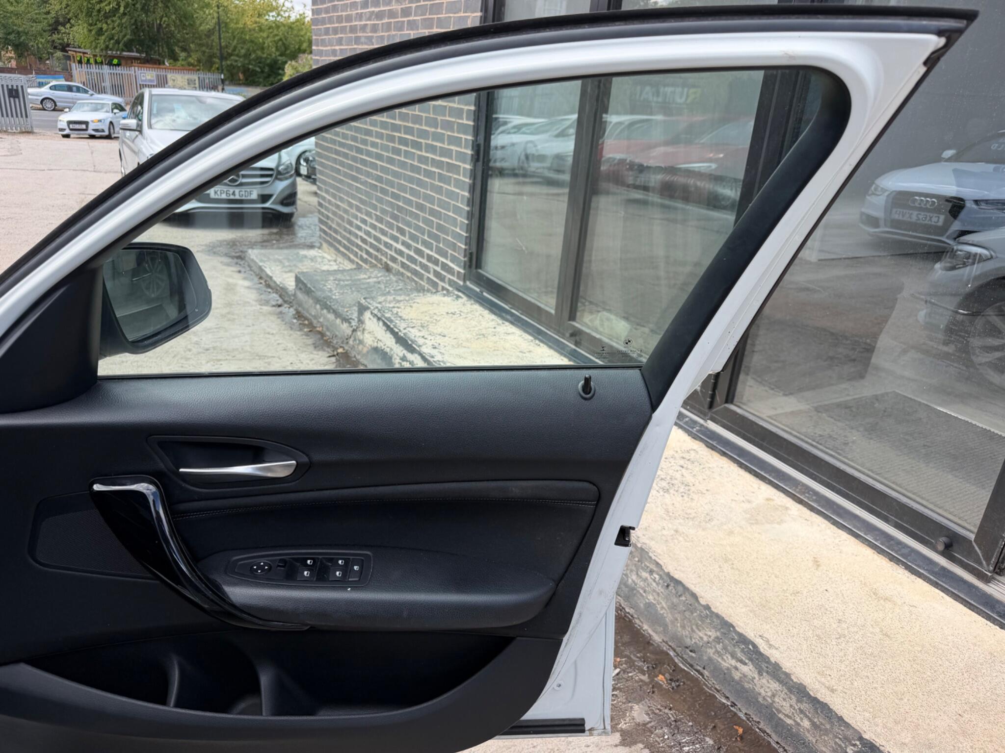 BMW 1 Series view 9