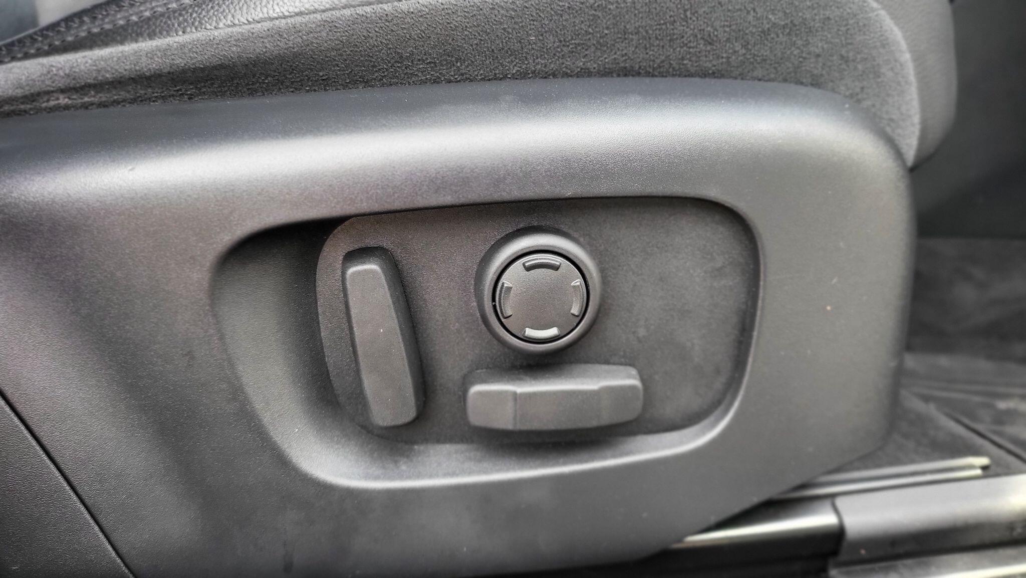 Land Rover Discovery Sport view 29