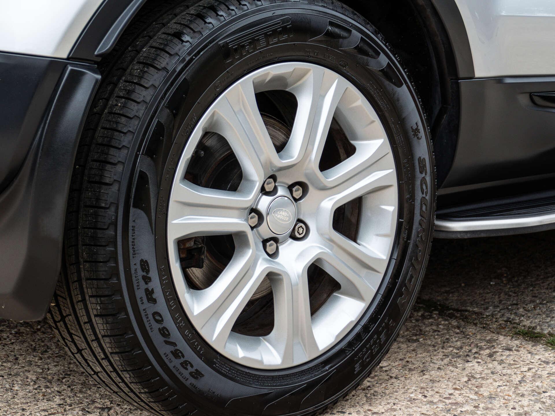 Land Rover Range Rover Evoque view 3