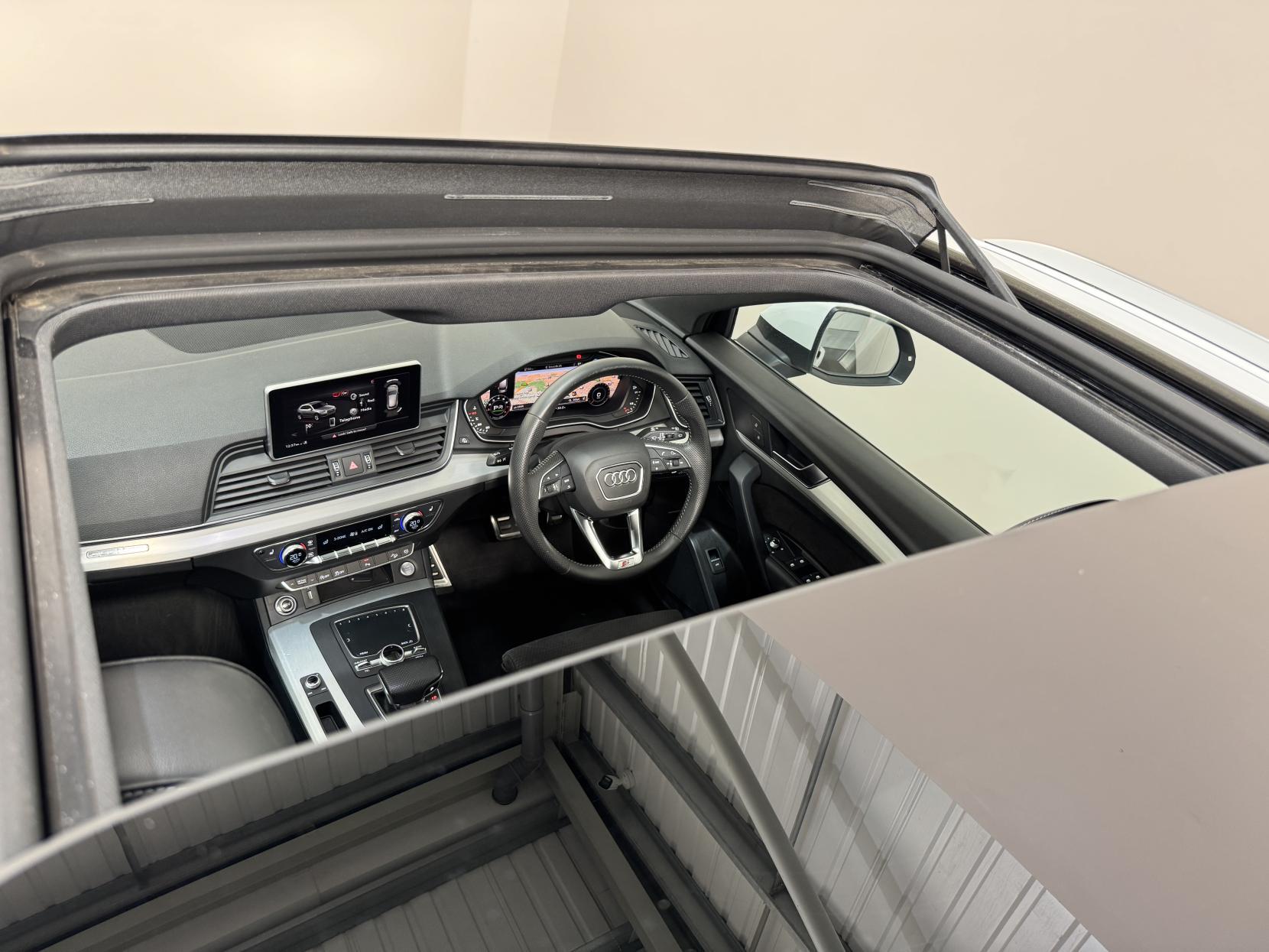Audi Q5 view 12