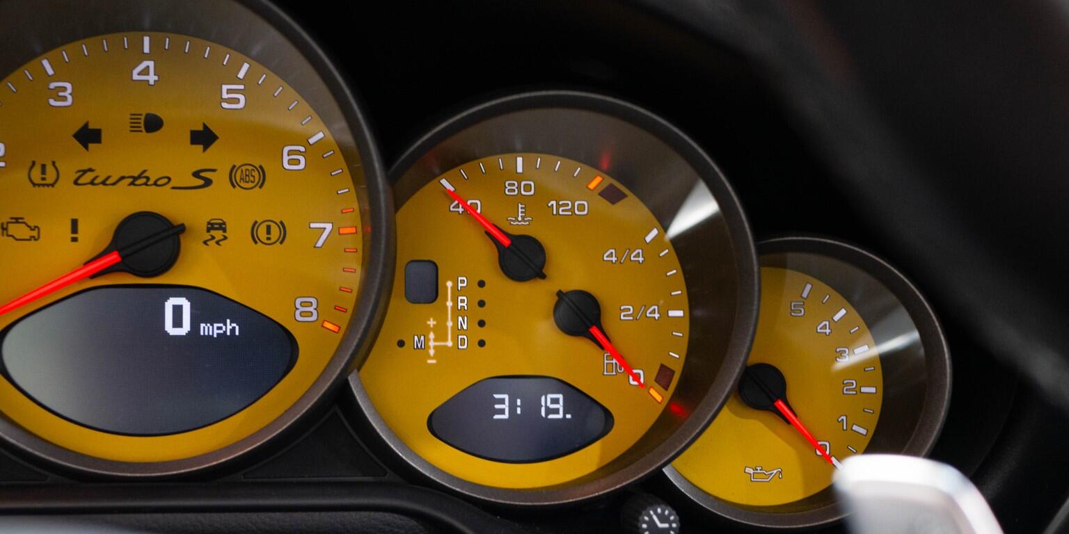 Porsche 911 view 34