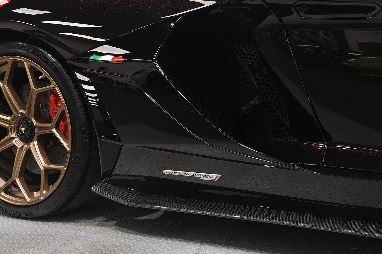 Lamborghini Aventador view 45